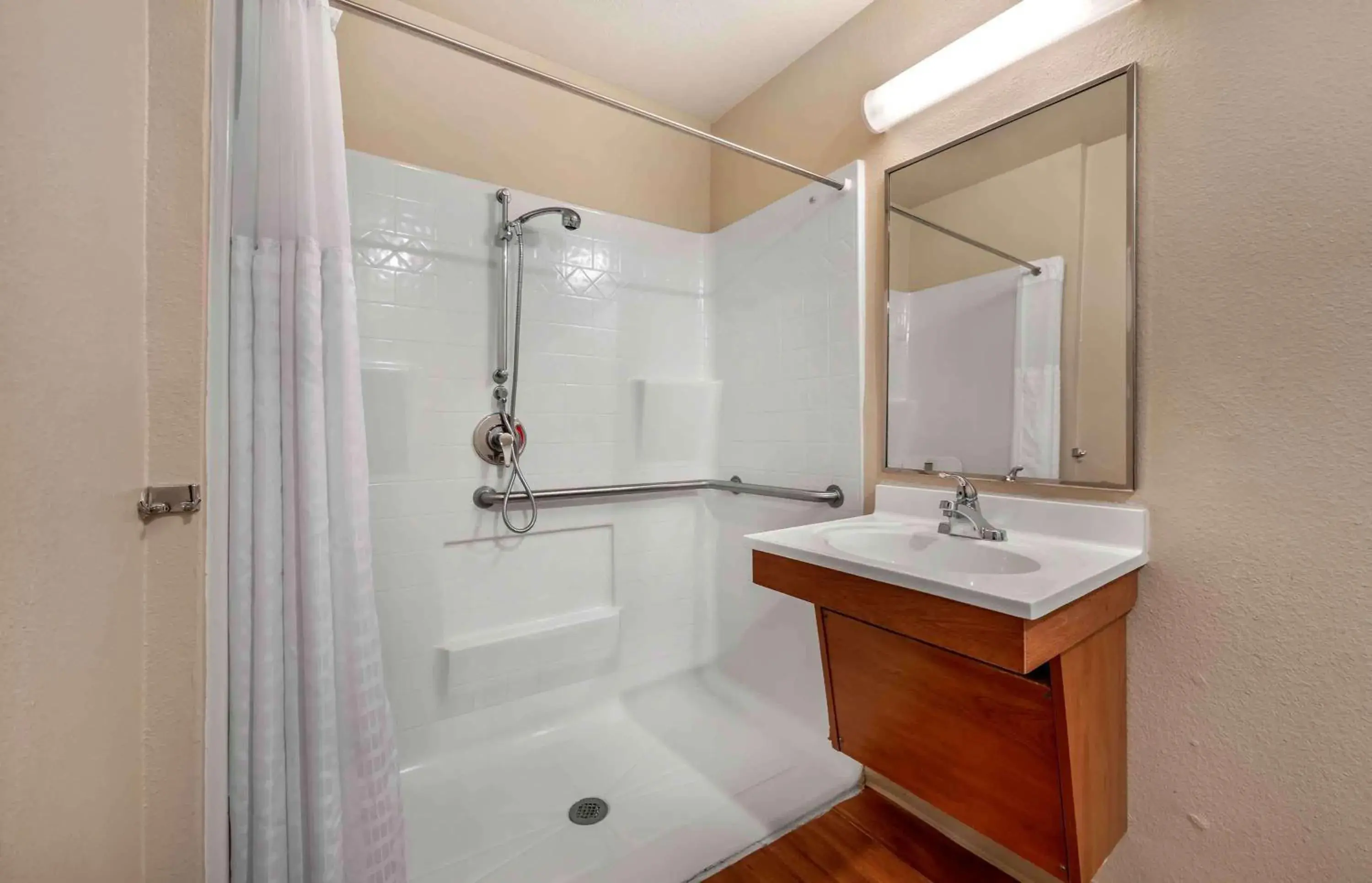 Bathroom in Extended Stay America Select Suites - Indianapolis - Greenwood