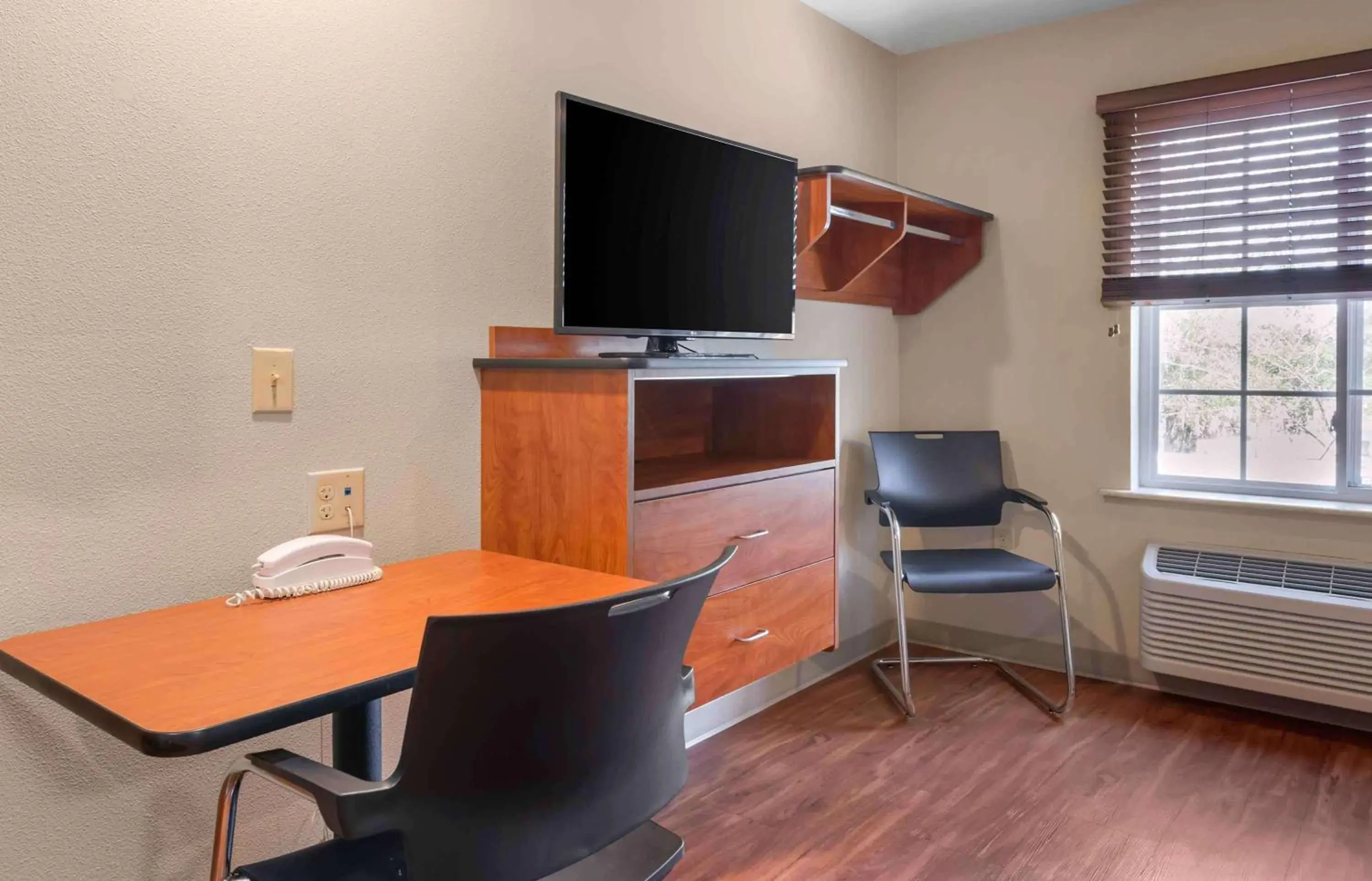 Bedroom, TV/Entertainment Center in Extended Stay America Select Suites - Indianapolis - Greenwood