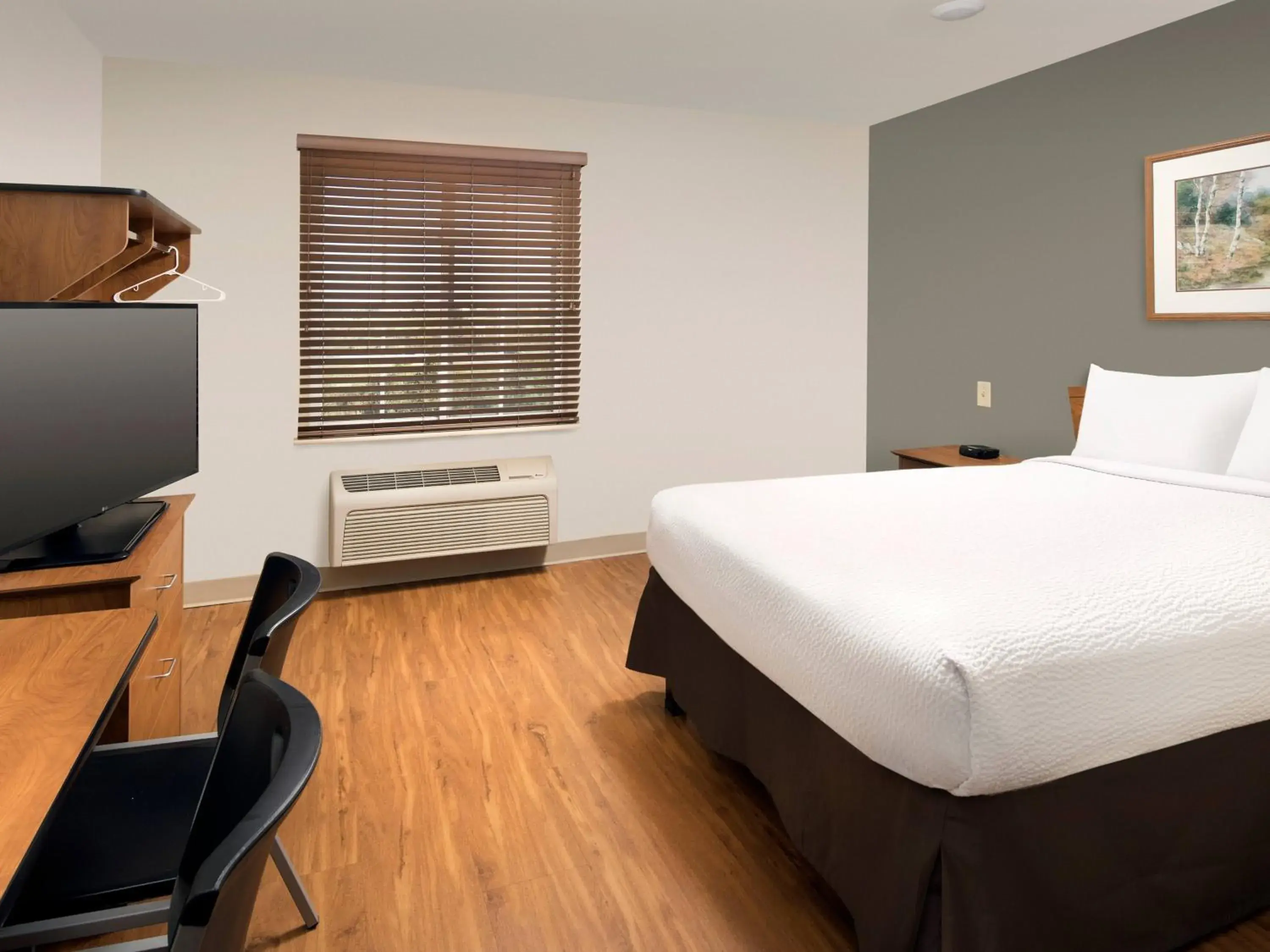 Bed in Extended Stay America Select Suites - Indianapolis - Greenwood