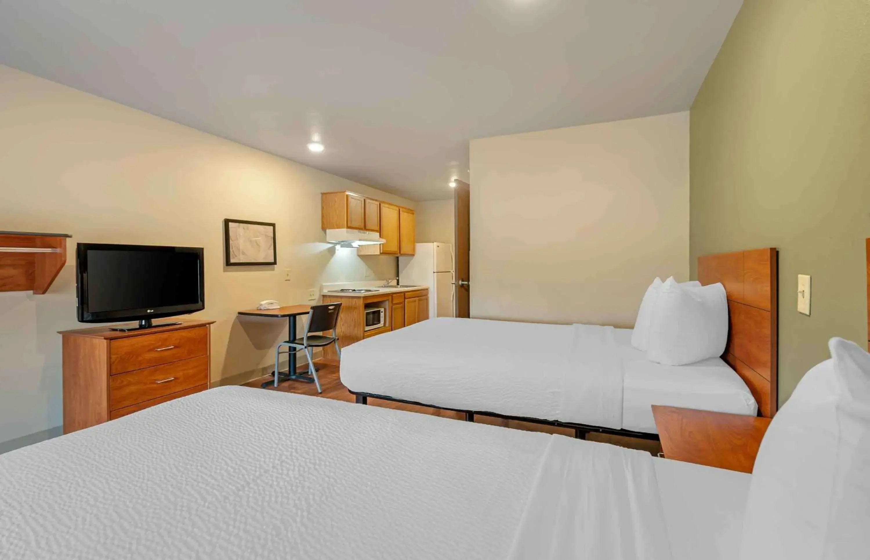 Bedroom, Bed in Extended Stay America Select Suites - Indianapolis - Greenwood