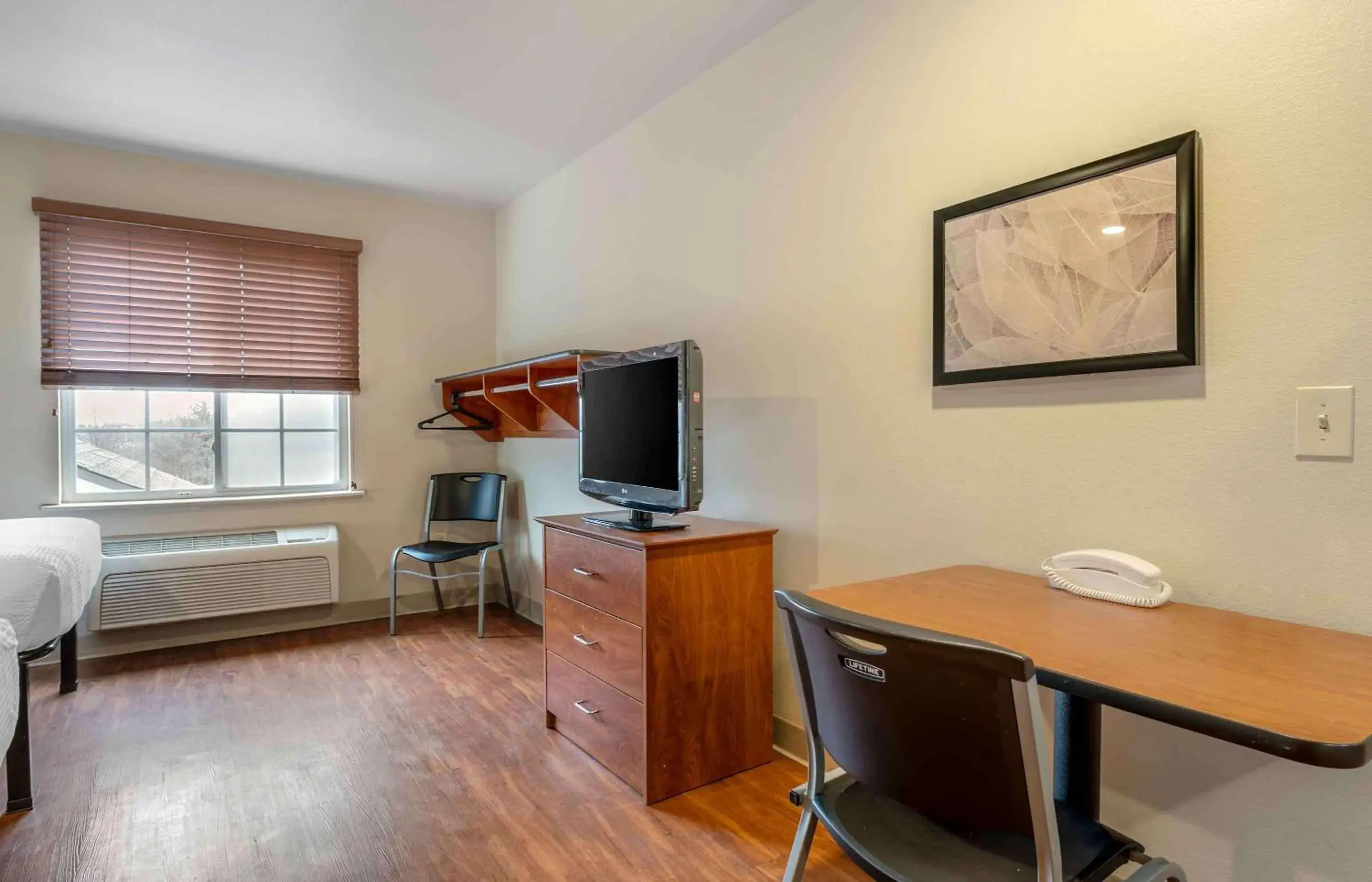 Bedroom, TV/Entertainment Center in Extended Stay America Select Suites - Indianapolis - Greenwood