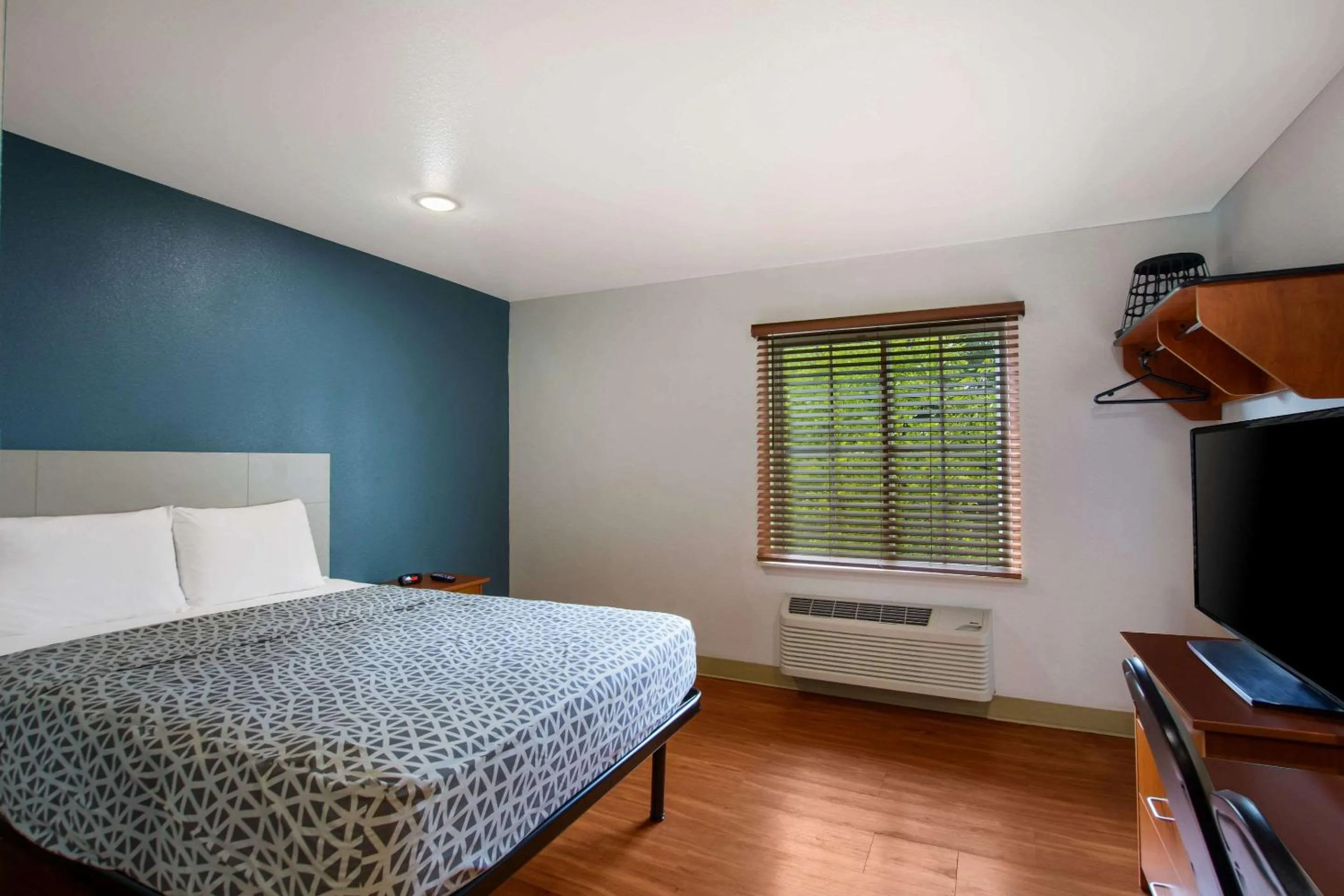 Bedroom, Bed in WoodSpring Suites Louisville Southeast