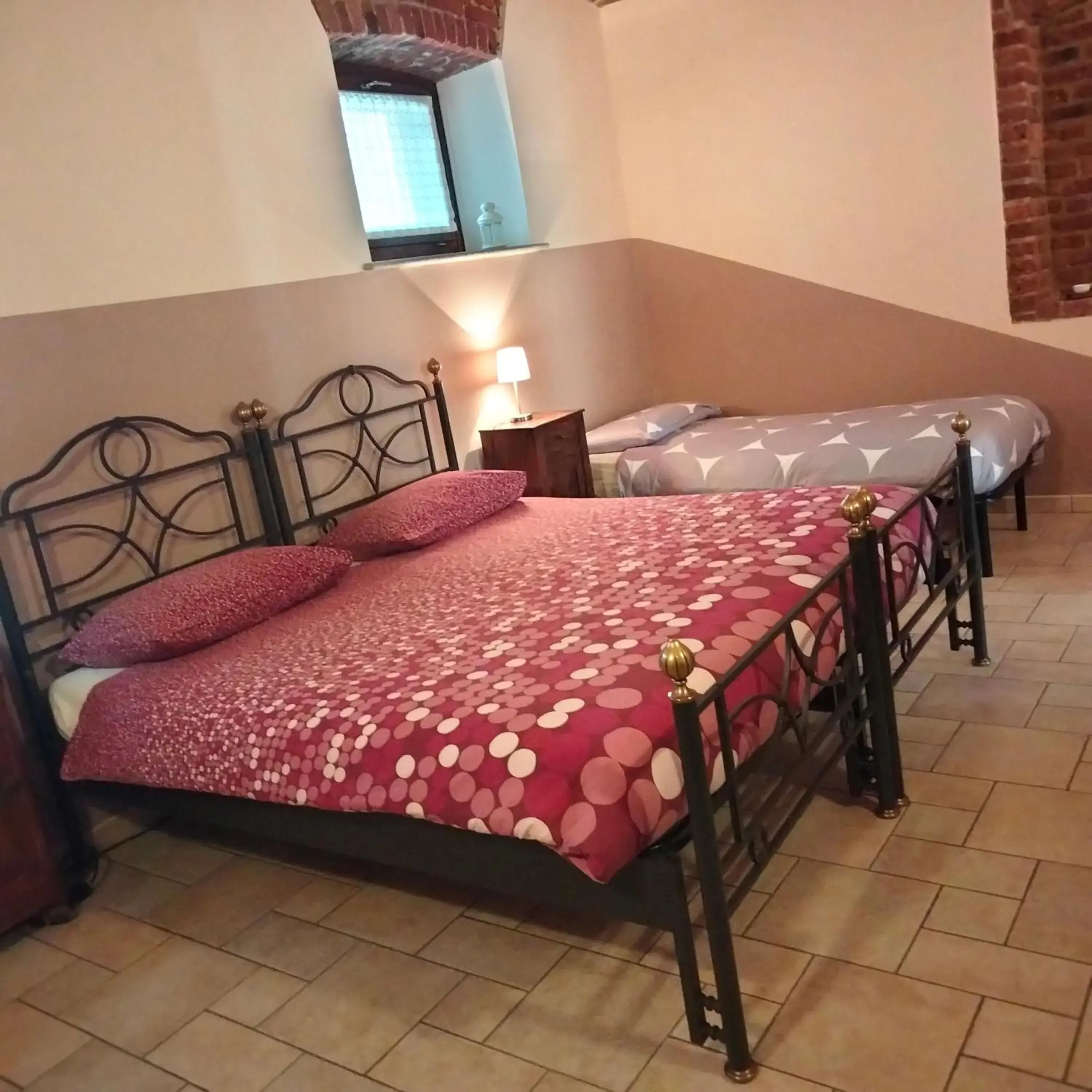 Twin Room with Private Bathroom - single occupancy in OstellOrto Twin Room with Private Bathroom - single occupancy in OstellOrto