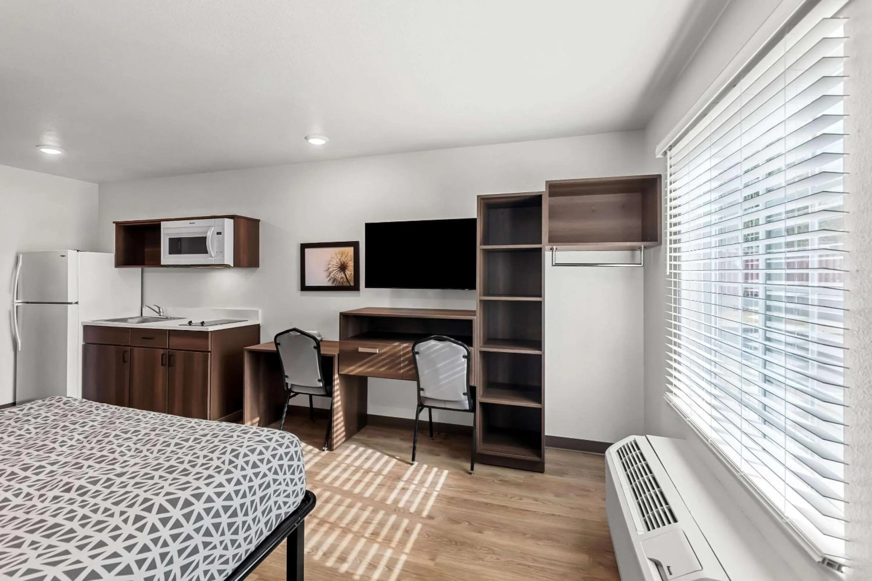 Bedroom, Bed in WoodSpring Suites Austin North I-35