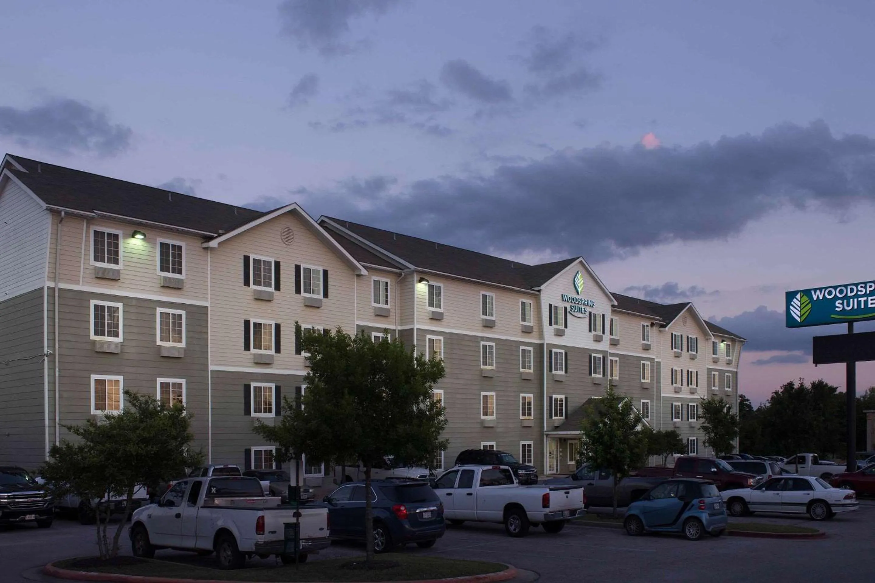 Property building in WoodSpring Suites Austin North I-35