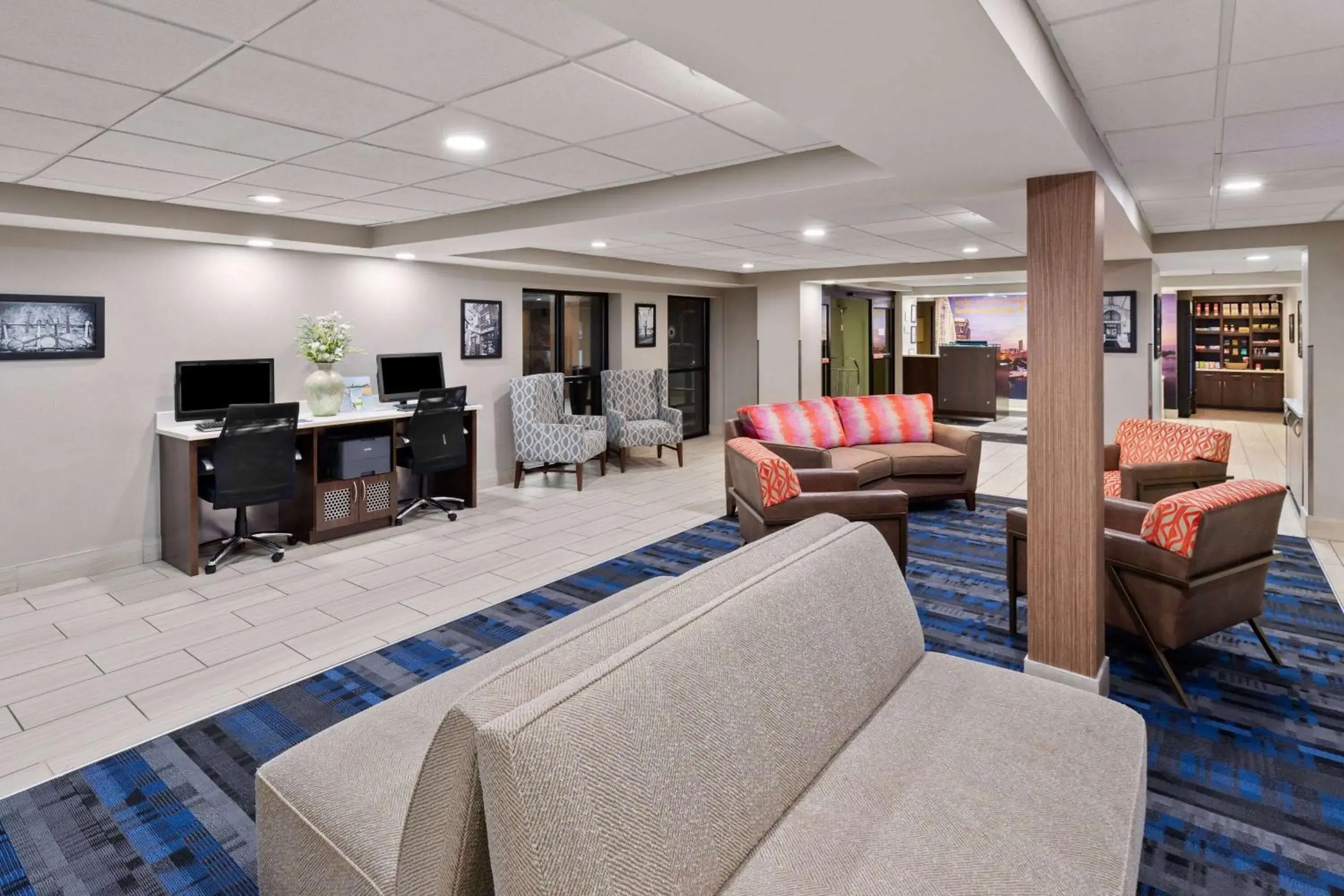 Lobby or reception in La Quinta by Wyndham Goodlettsville - Nashville Lobby or reception in La Quinta by Wyndham Goodlettsville - Nashville