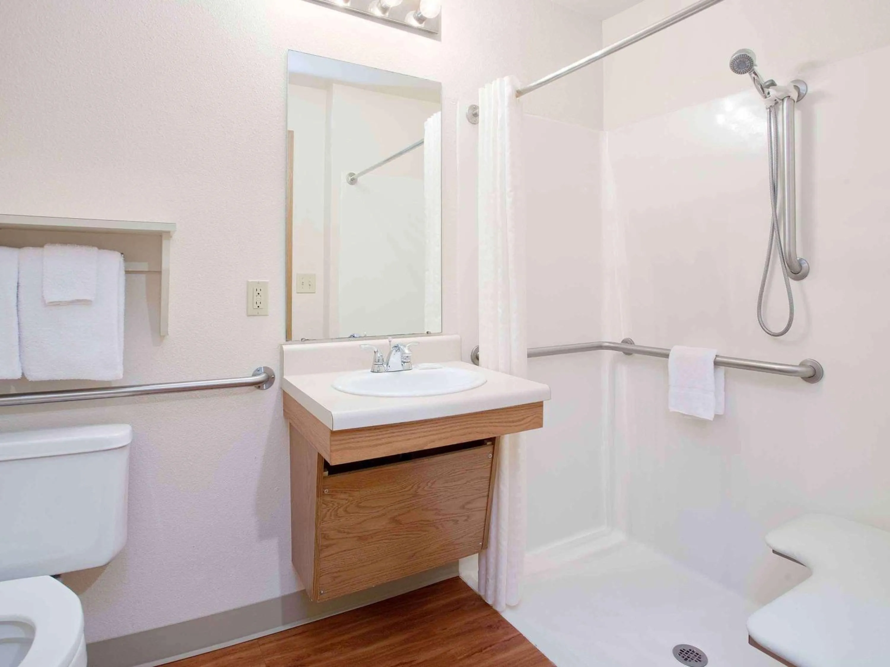 Bathroom in Extended Stay America Select Suites - Mobile - I-65
