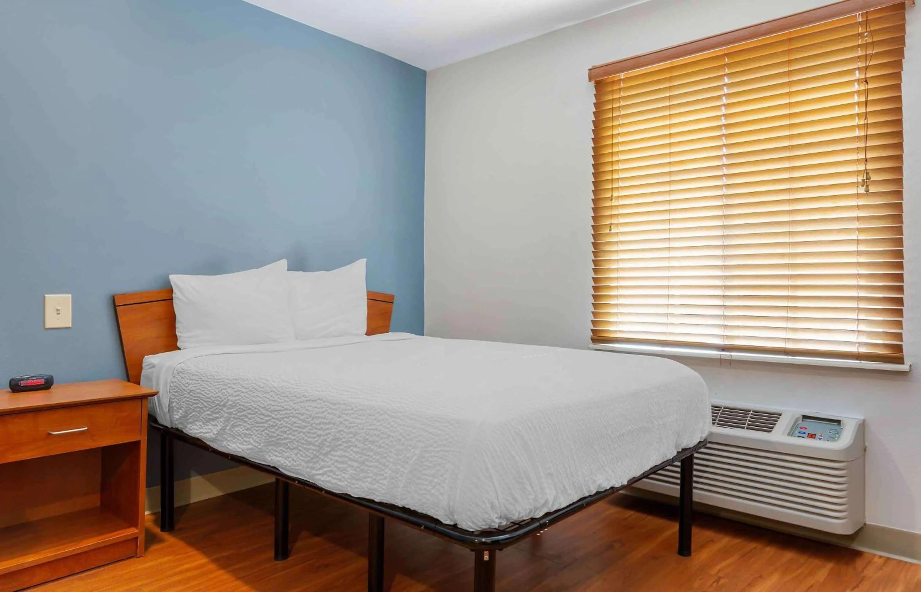 Bedroom, Bed in Extended Stay America Select Suites - Fayetteville - West