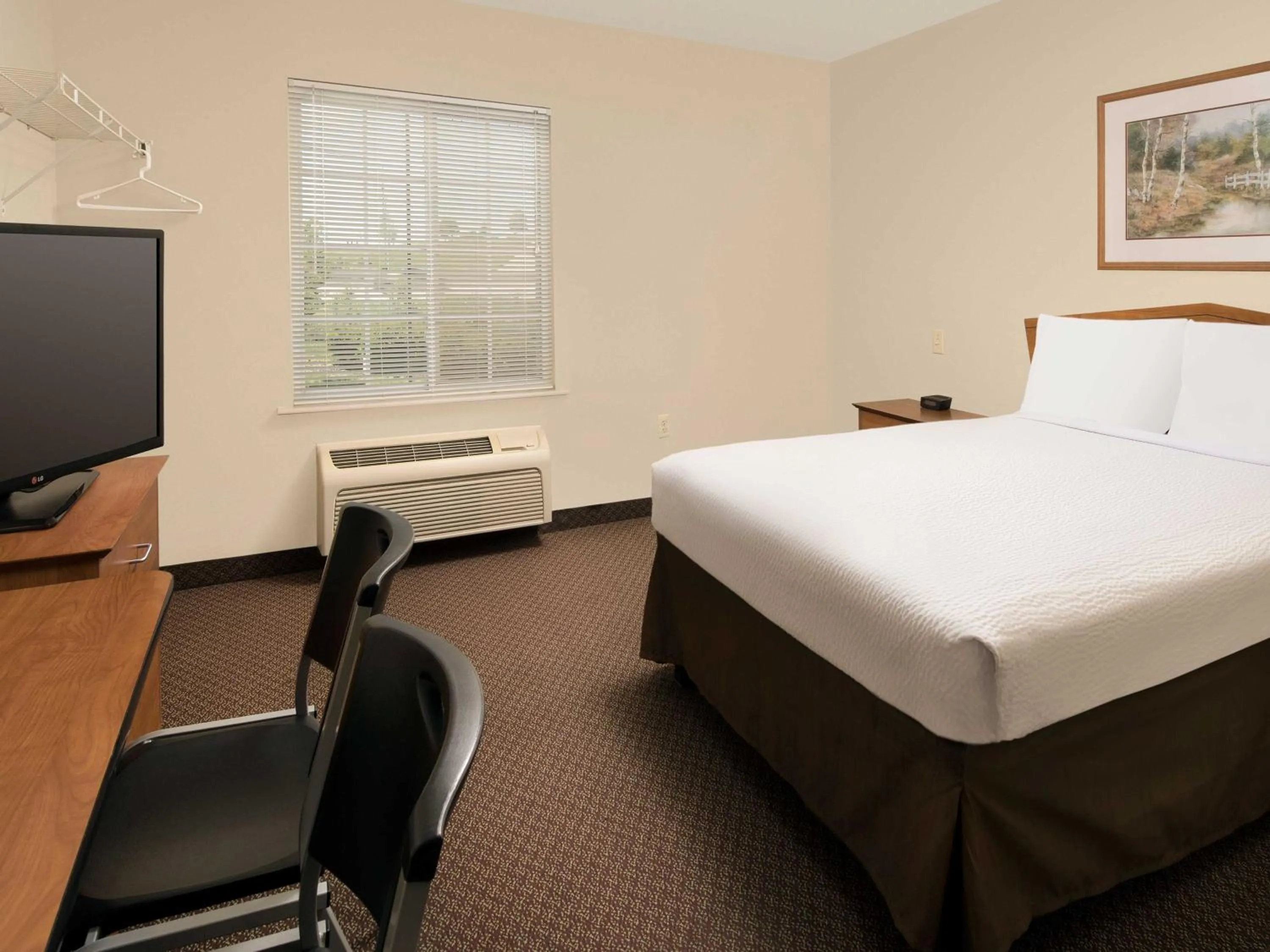 Bedroom, Bed in WoodSpring Suites Kansas City Lenexa