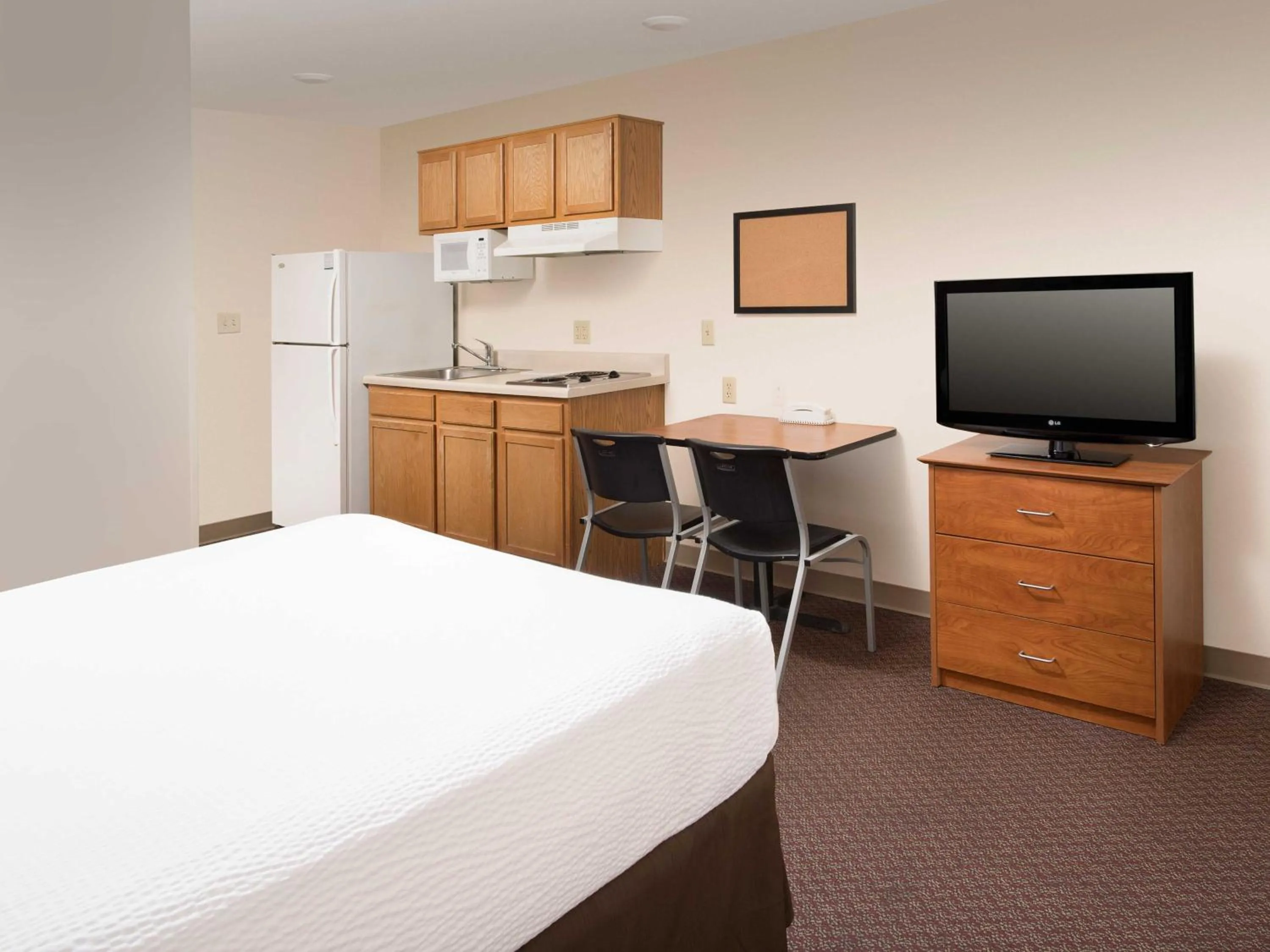 Bedroom in Extended Stay America Select Suites - Salt Lake City - West Valley City