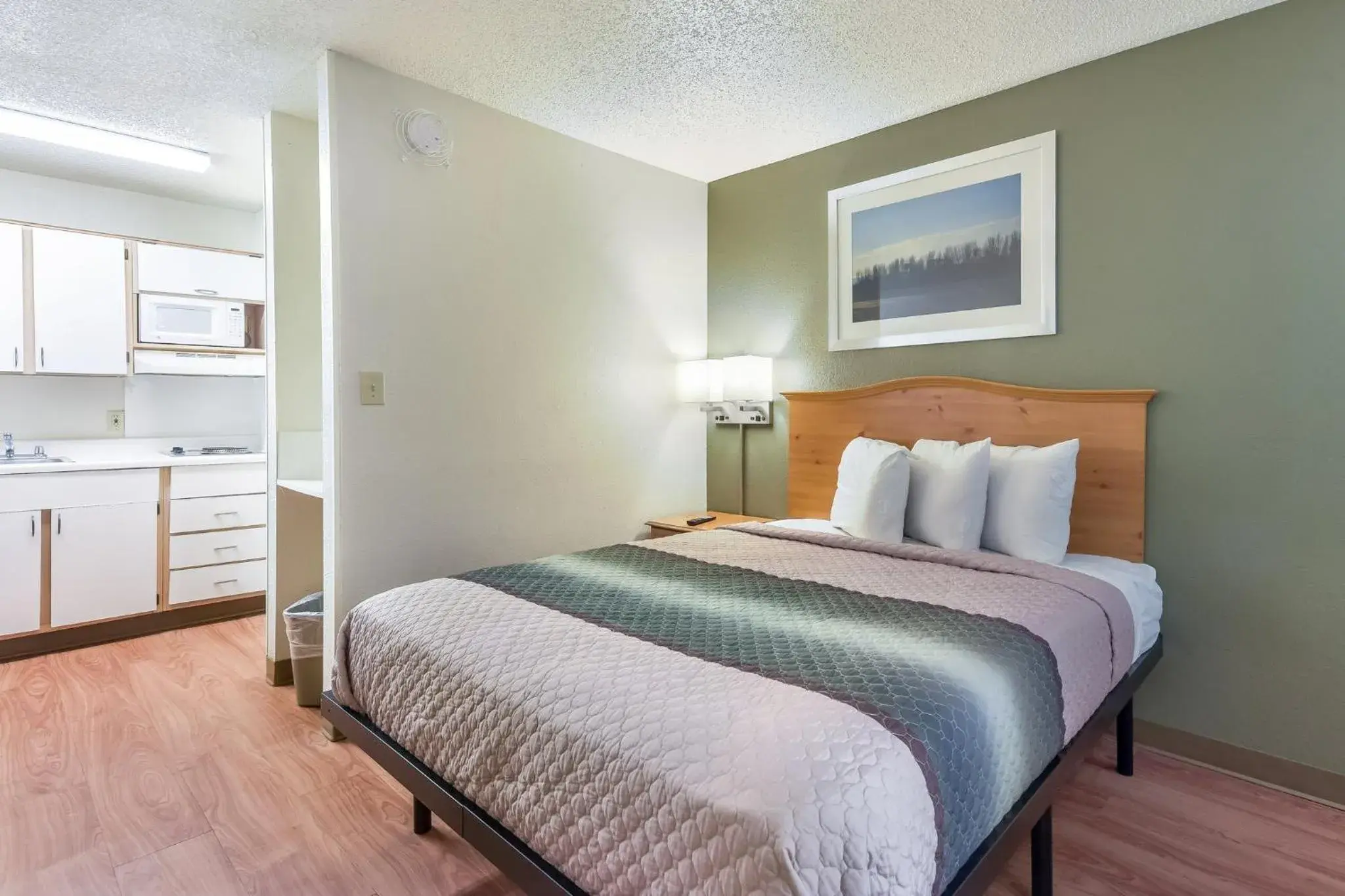 Photo of the whole room, Bed in HomeTowne Studios by Red Roof Dallas - North Addison - Tollway Photo of the whole room, Bed in HomeTowne Studios by Red Roof Dallas - North Addison - Tollway