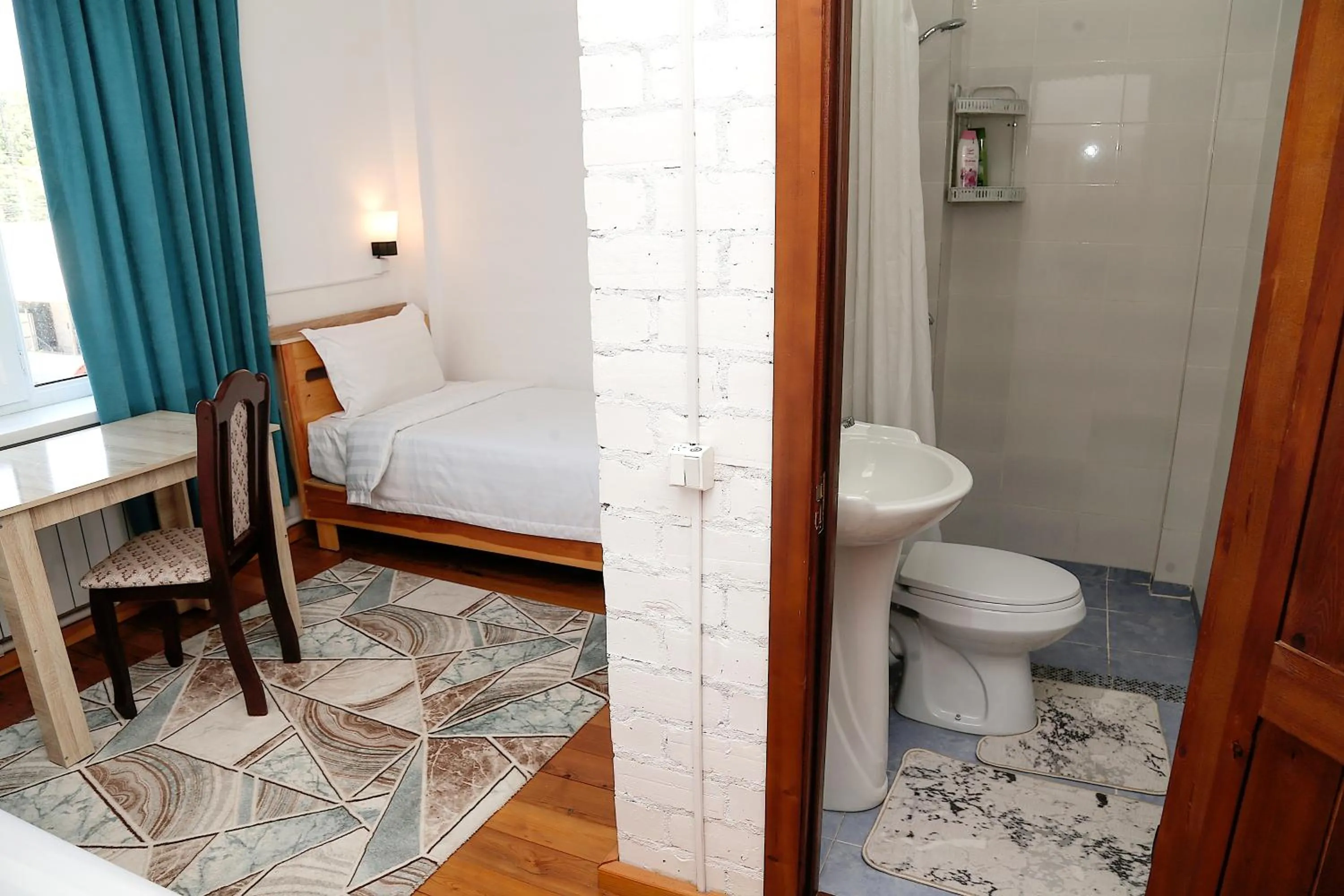 Shower, Bed in Hotel Good Night