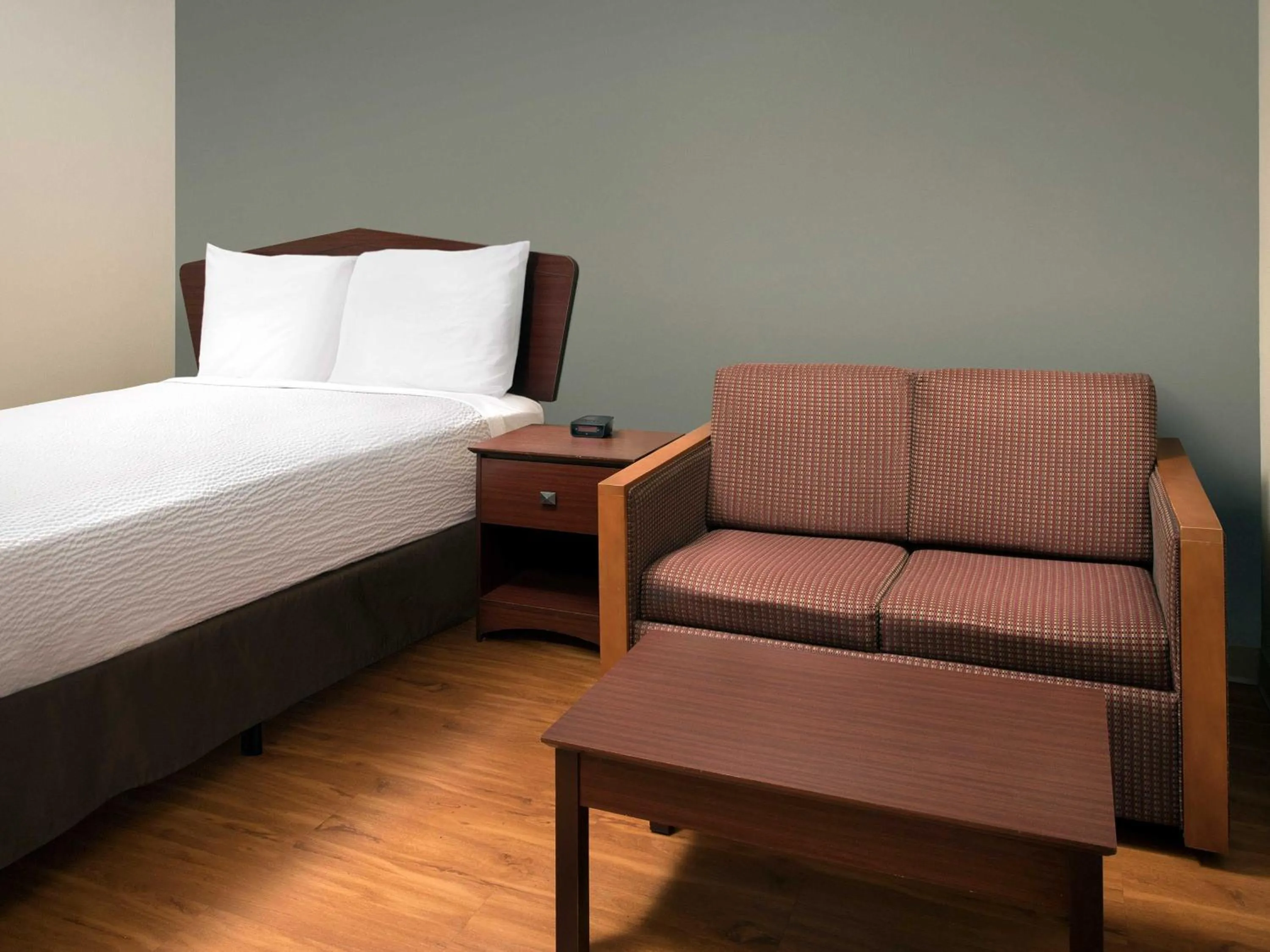 Property building, Bed in WoodSpring Suites Kansas City Liberty