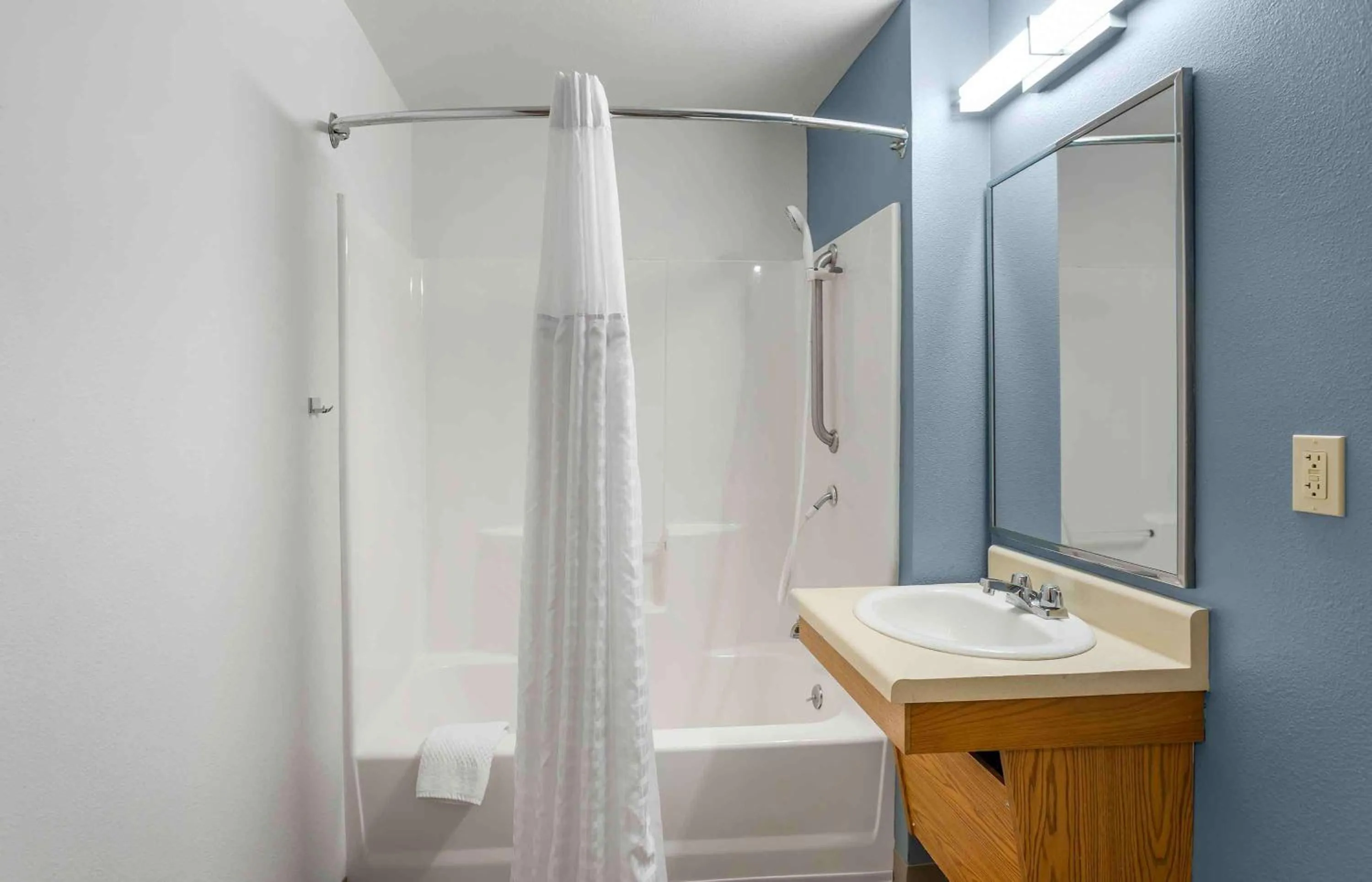 Bathroom in Extended Stay America Select Suites - Springfield - South - Battlefield