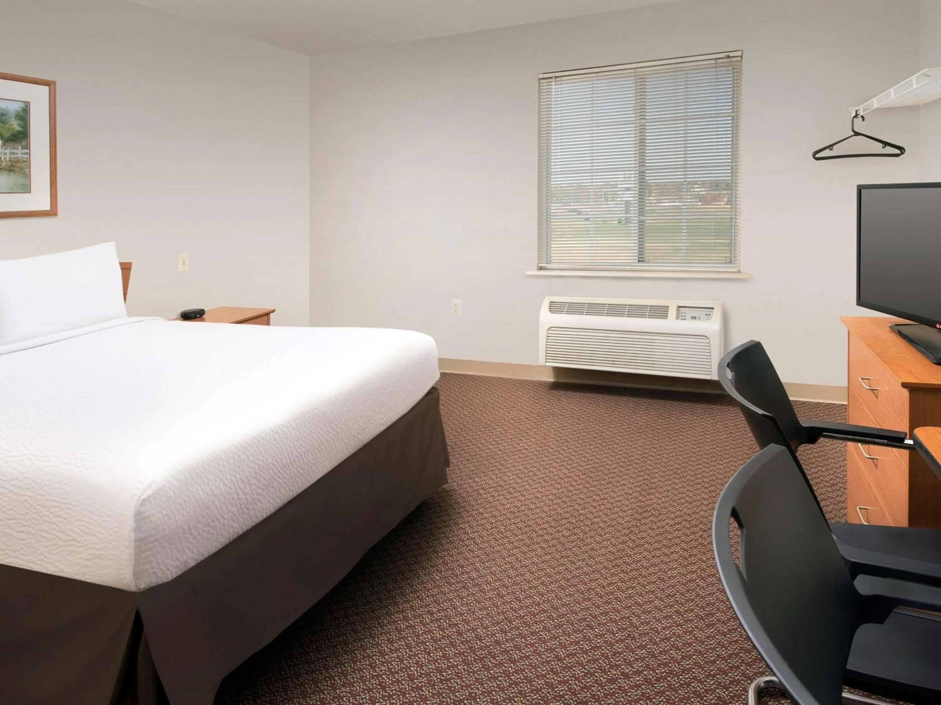 Bed in Extended Stay America Select Suites - Springfield - South - Battlefield