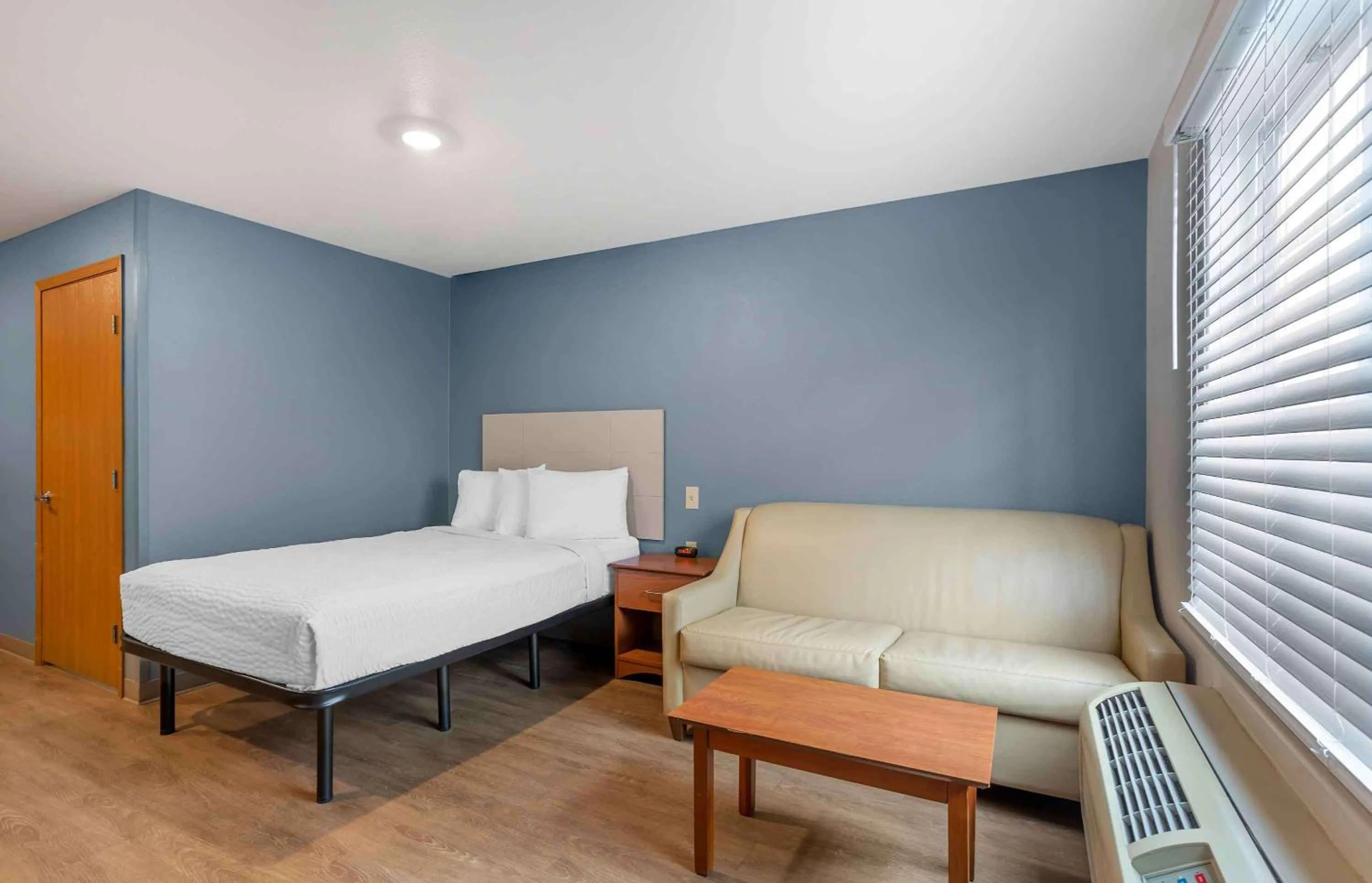 Bedroom, Bed in Extended Stay America Select Suites - Springfield - South - Battlefield
