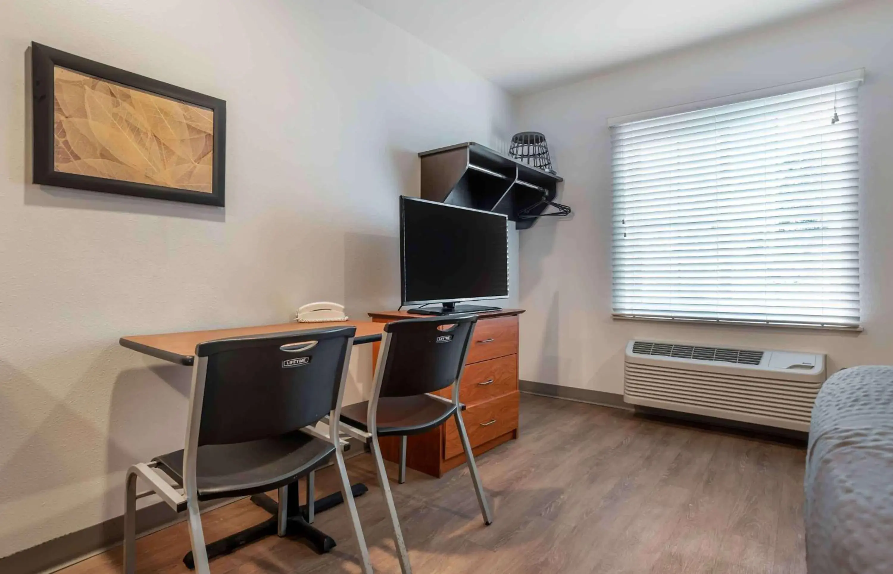 Bedroom, TV/Entertainment Center in Extended Stay America Select Suites - Pensacola - Northwest
