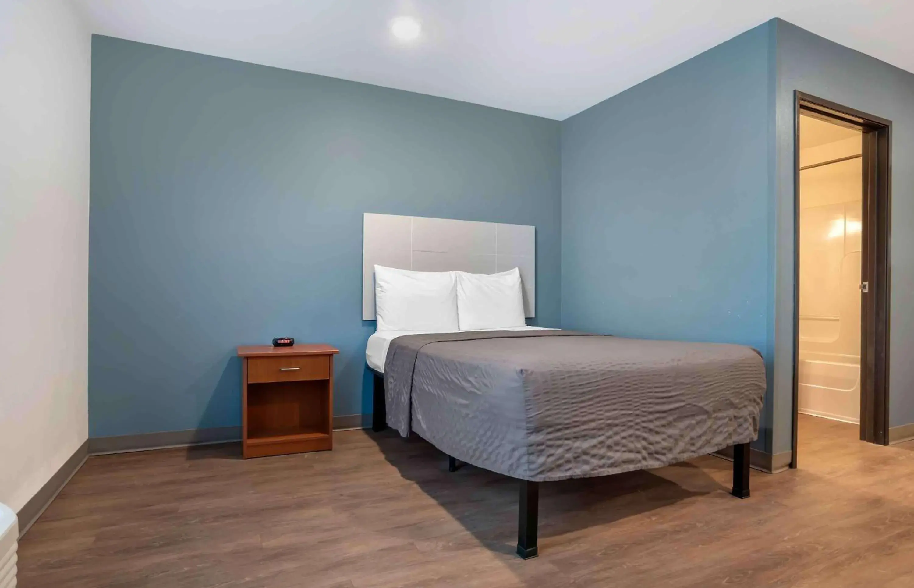 Bedroom, Bed in Extended Stay America Select Suites - Pensacola - Northwest
