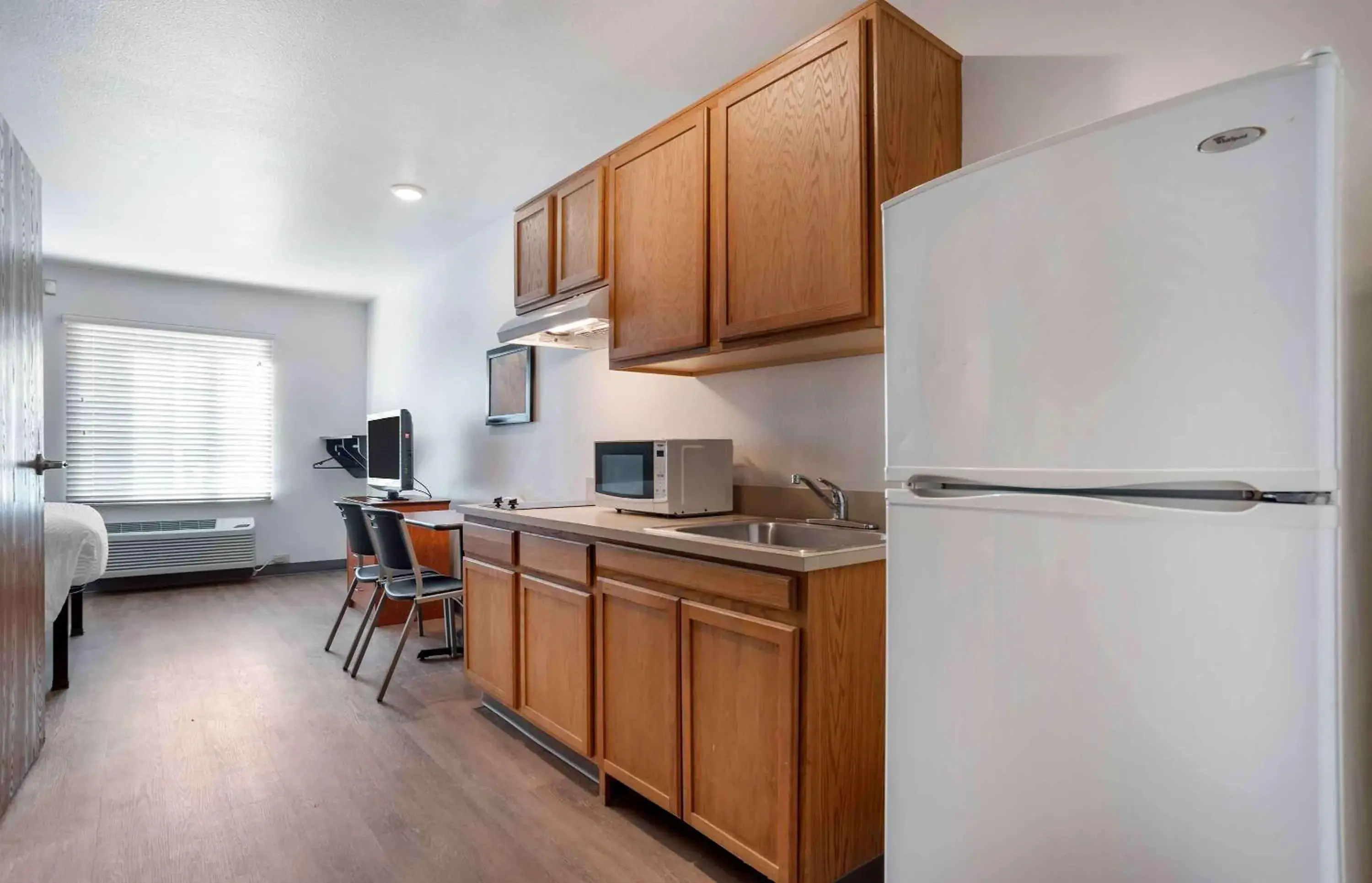 Bedroom, Kitchen/Kitchenette in Extended Stay America Select Suites - Pensacola - Northwest