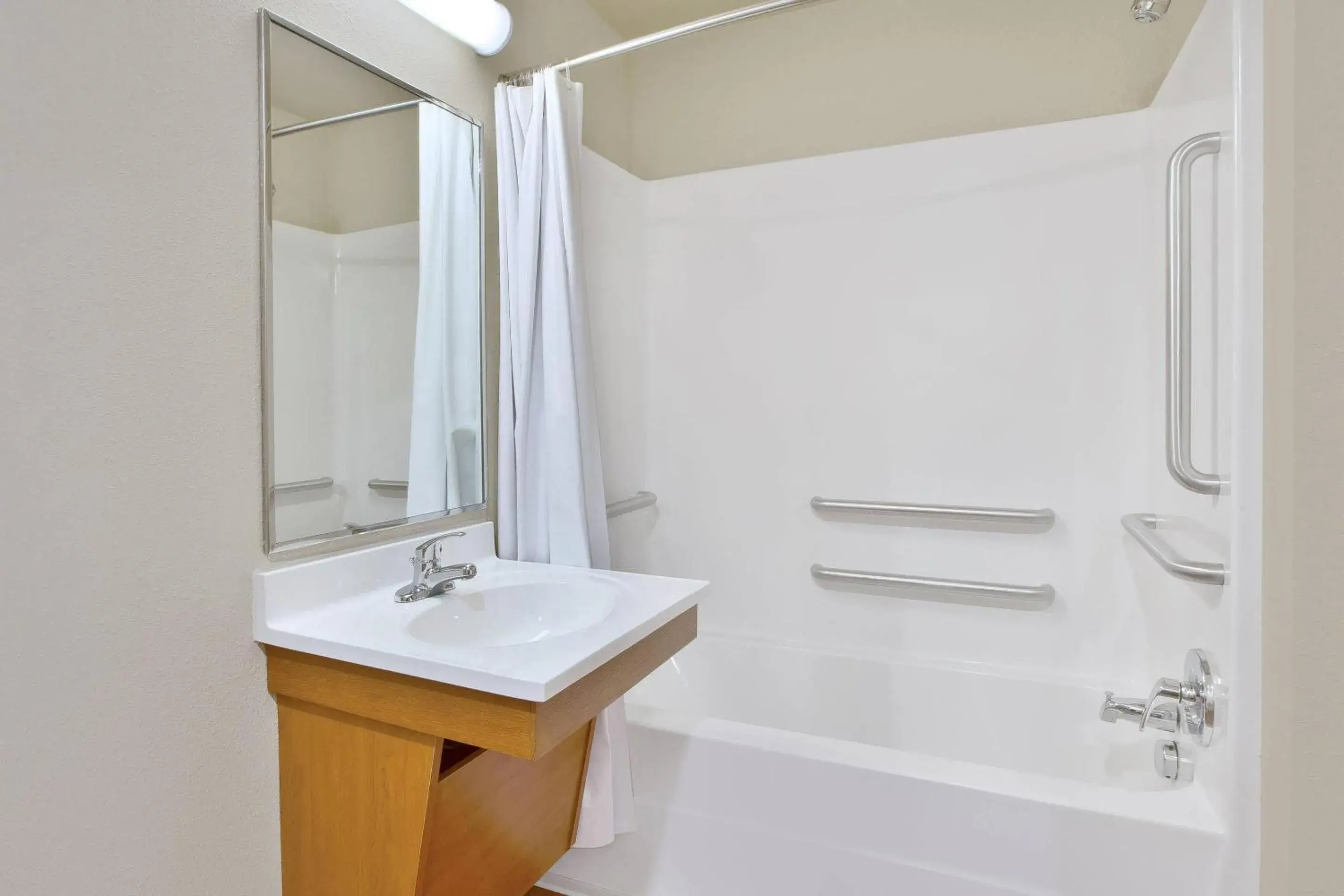 Queen Suite with Tub - Accessible/Non-Smoking in WoodSpring Suites Colonial Heights Fort Lee Queen Suite with Tub - Accessible/Non-Smoking in WoodSpring Suites Colonial Heights Fort Lee