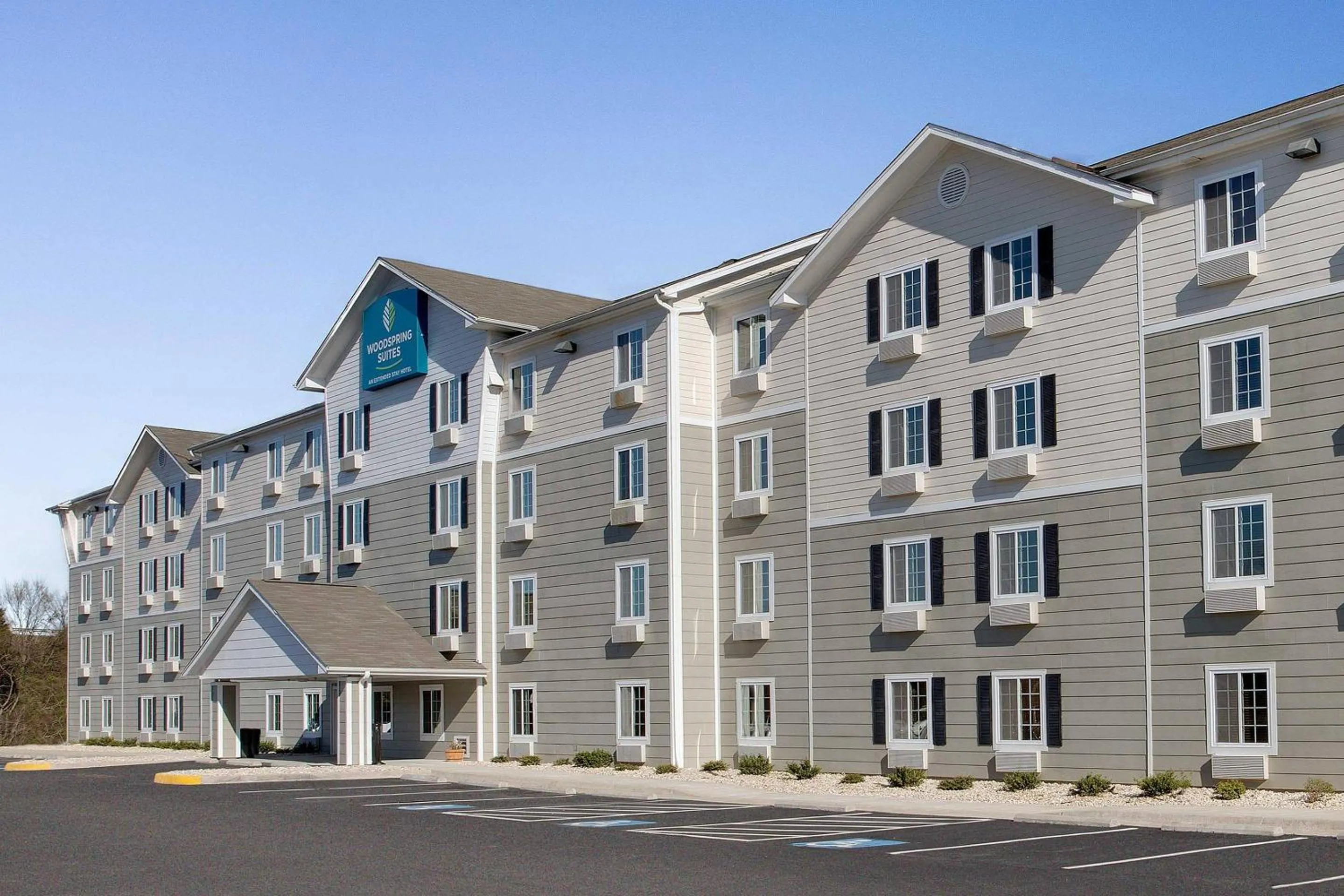 Property building in WoodSpring Suites Colonial Heights Fort Lee