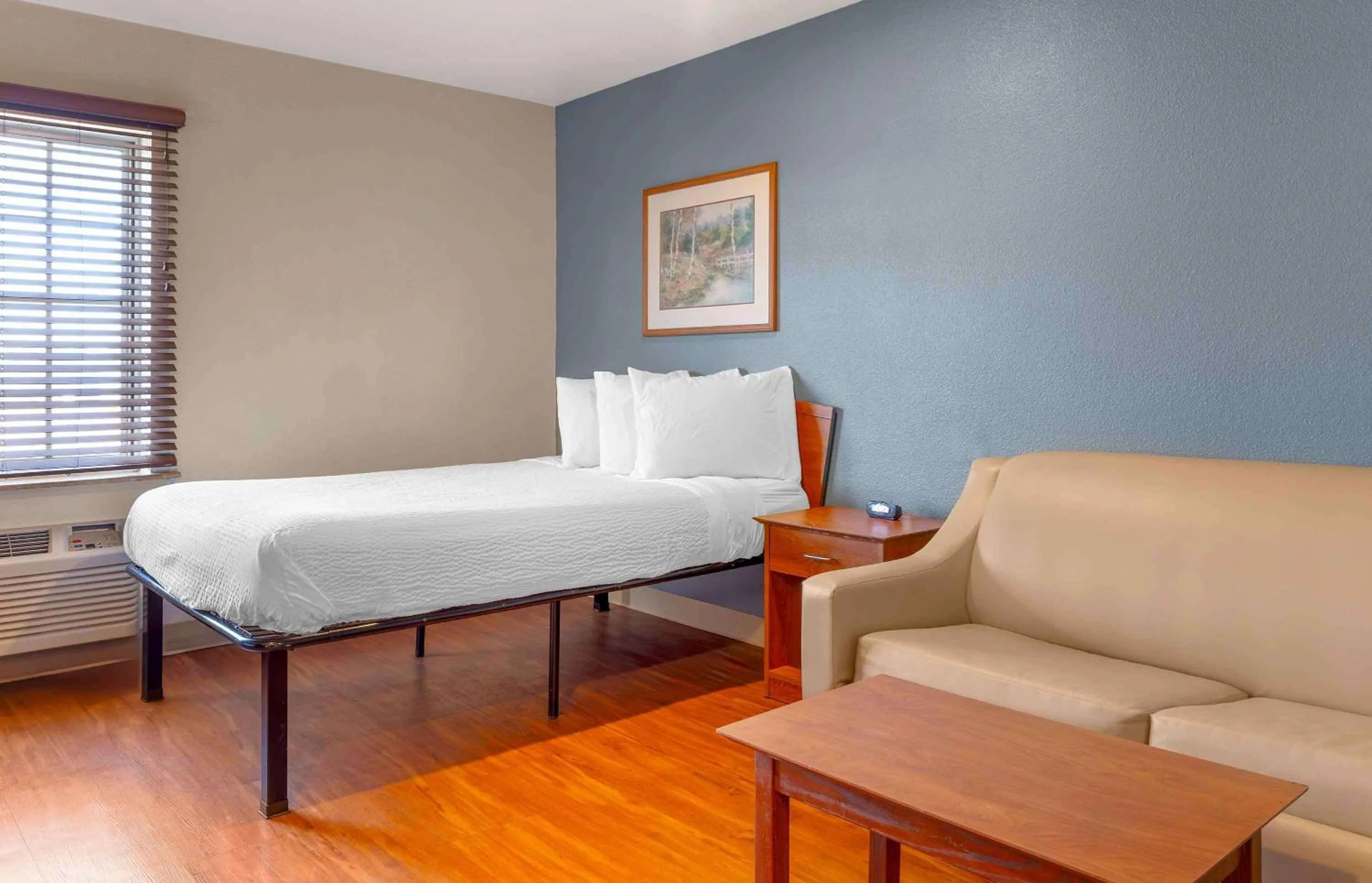 Bathroom, Bed in Extended Stay America Select Suites - Wilmington - West
