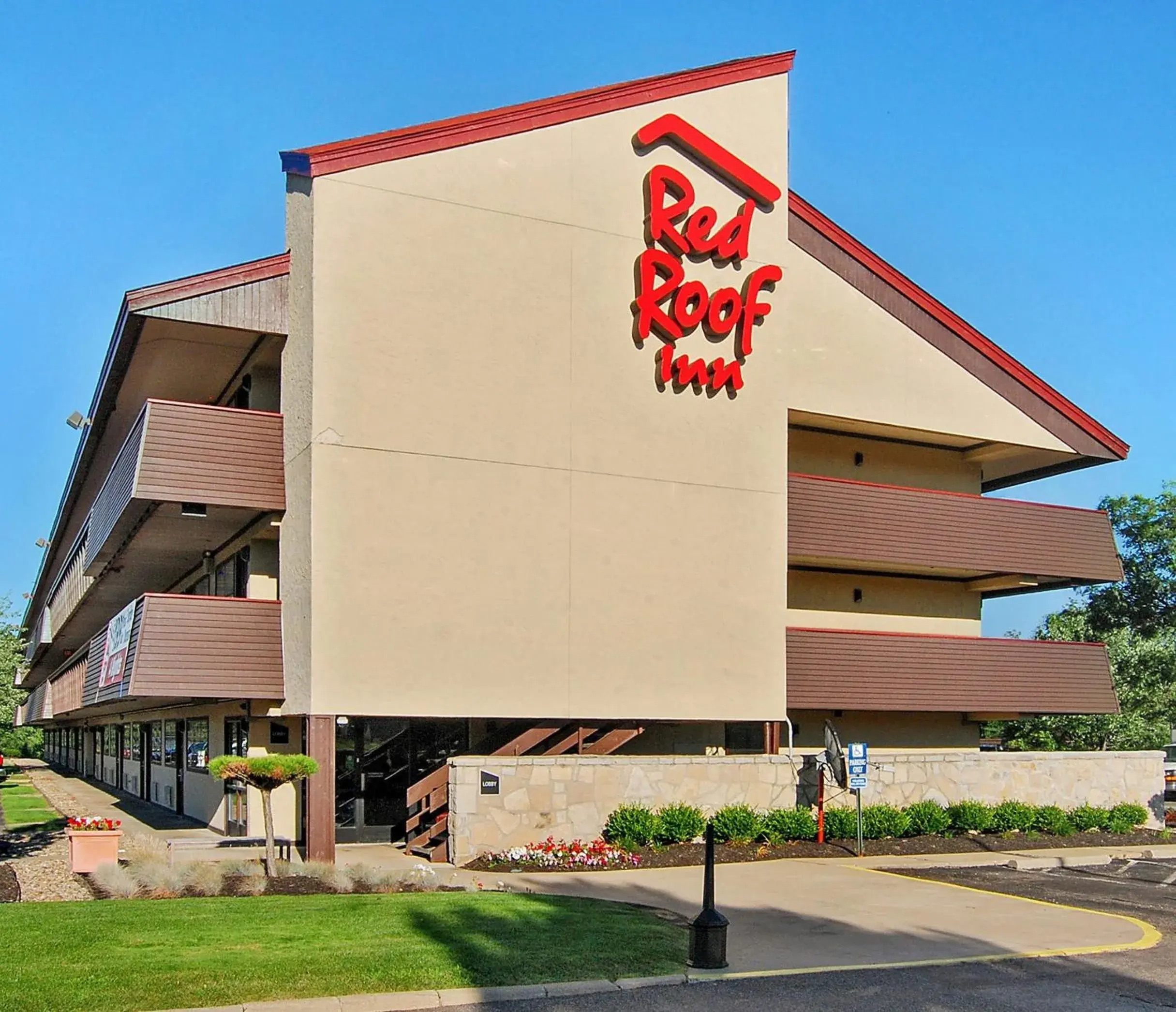 Property building in Red Roof Inn Akron Property building in Red Roof Inn Akron