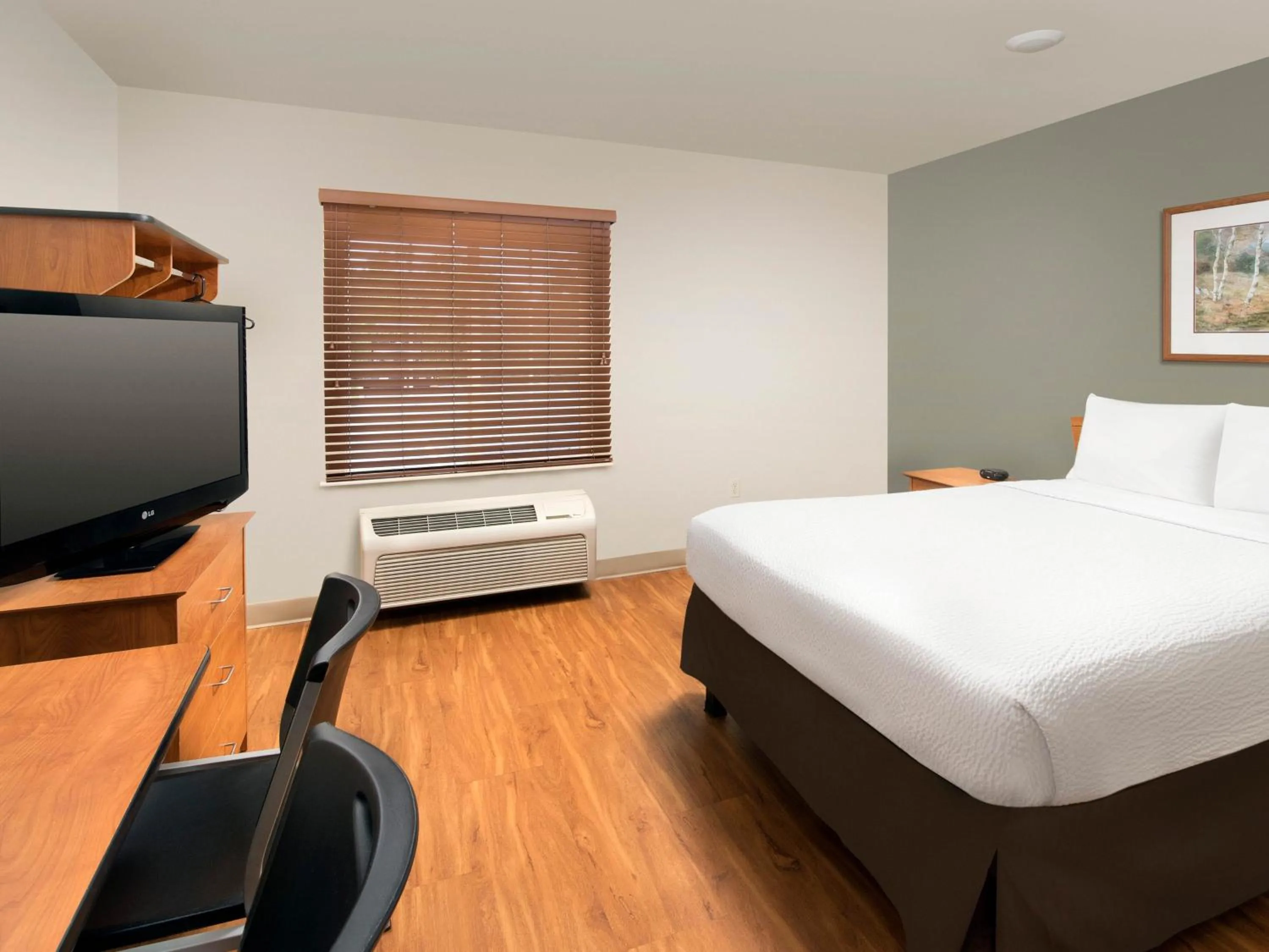 Bed in Extended Stay America Select Suites - Akron - South