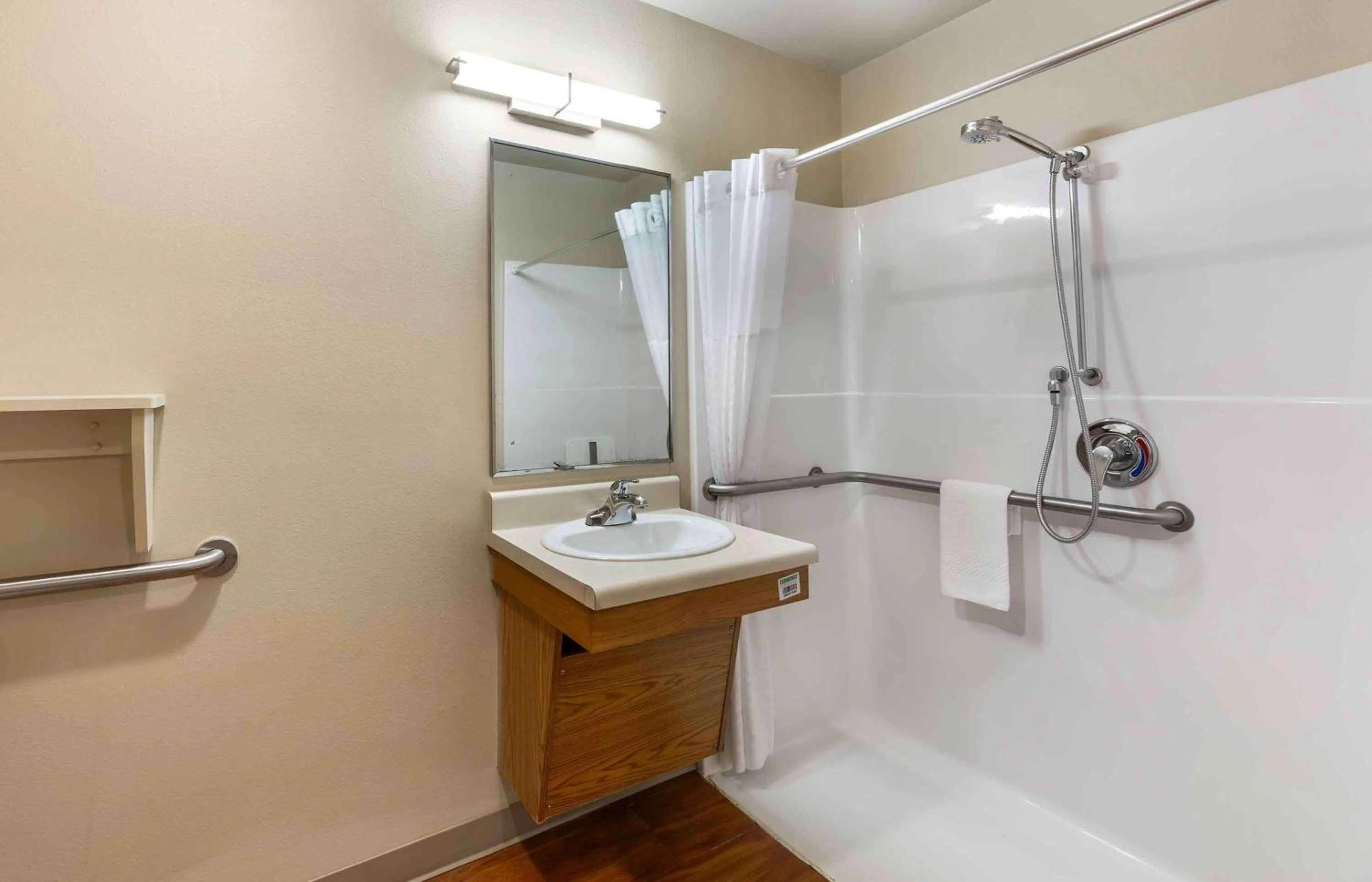 Bathroom in Extended Stay America Select Suites - Akron - South