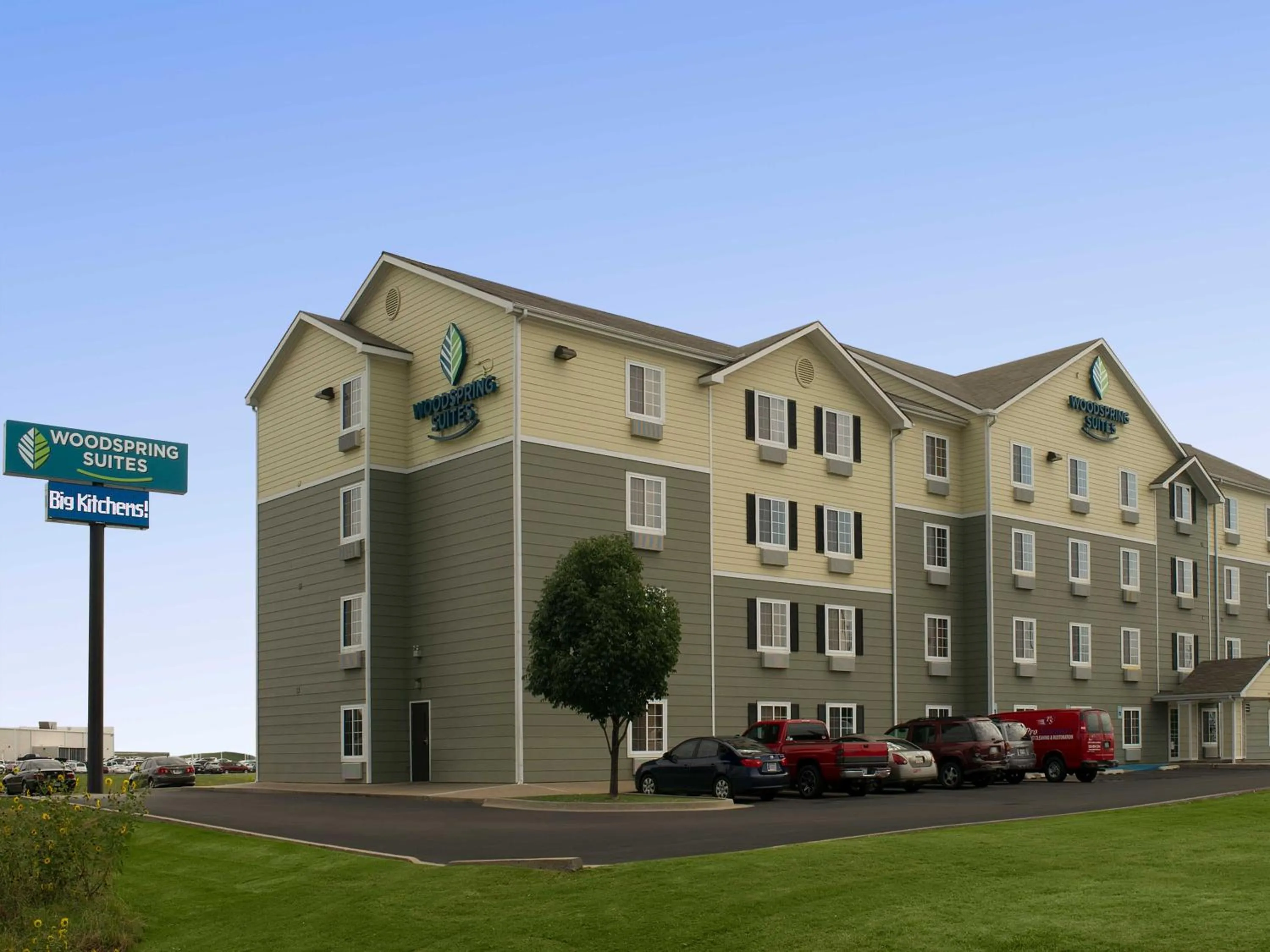 Property building in WoodSpring Suites Tulsa