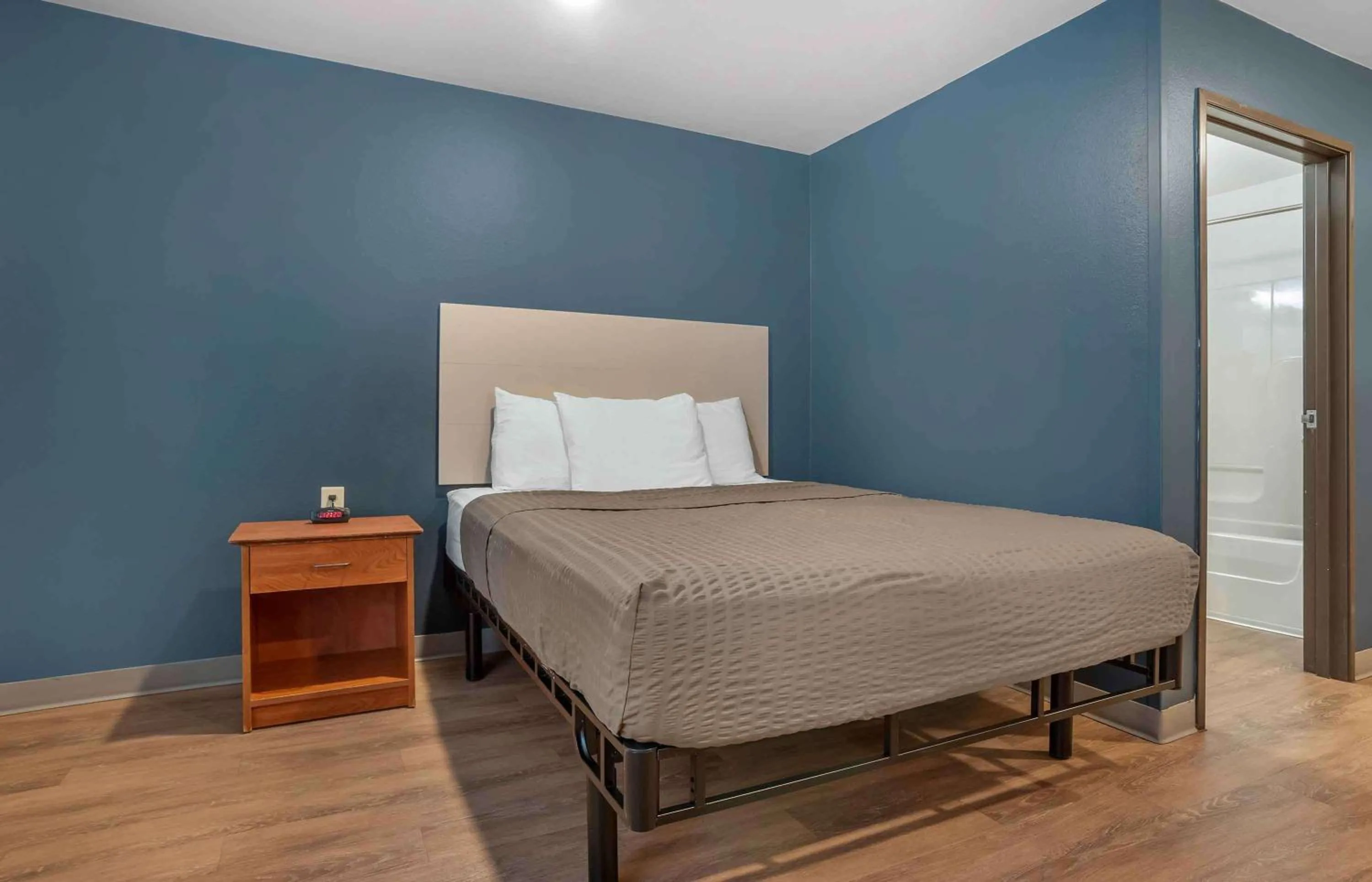 Bedroom, Bed in Extended Stay America Select Suites - Tallahassee - East