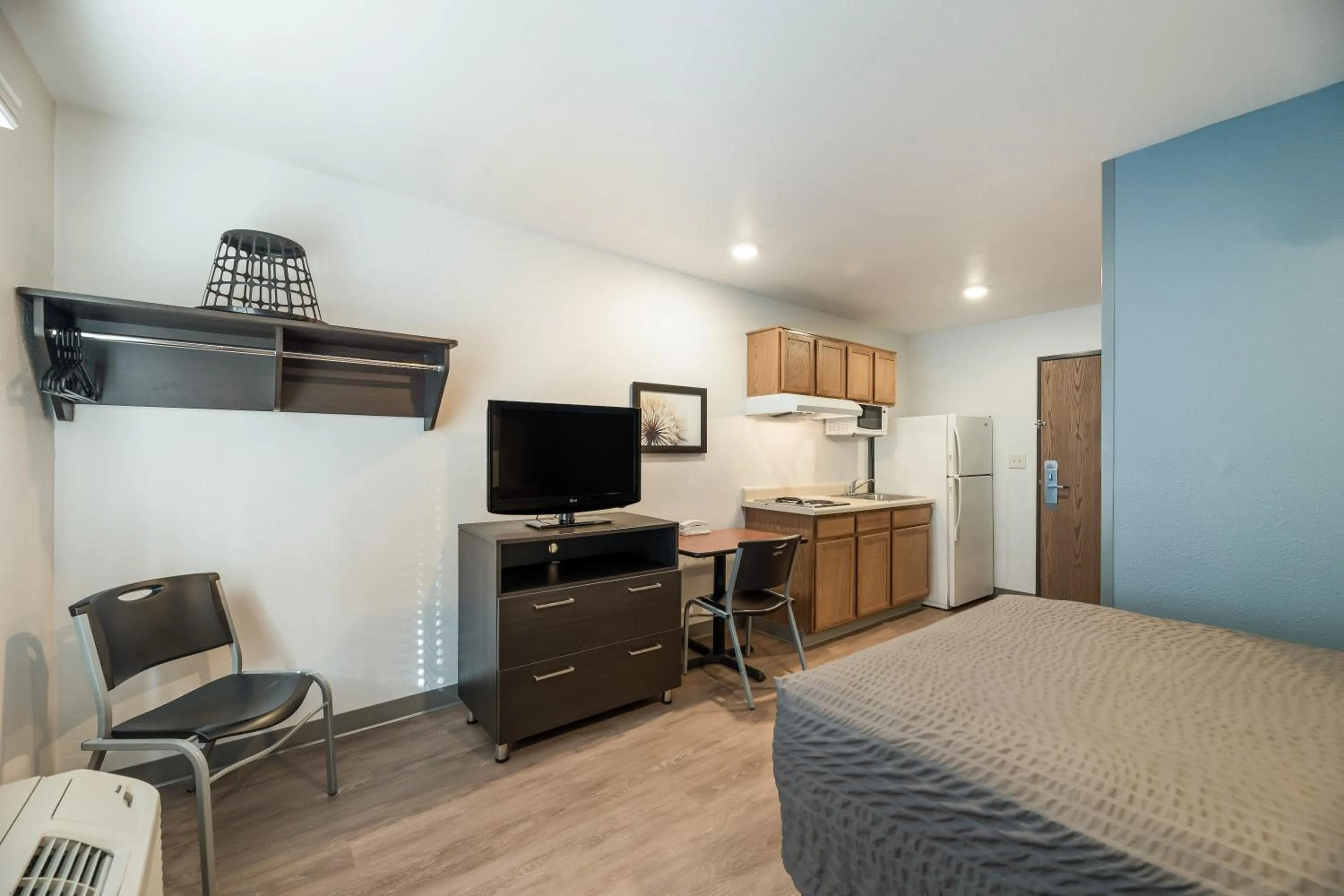 Photo of the whole room, Bed in Extended Stay America Select Suites - Ocala