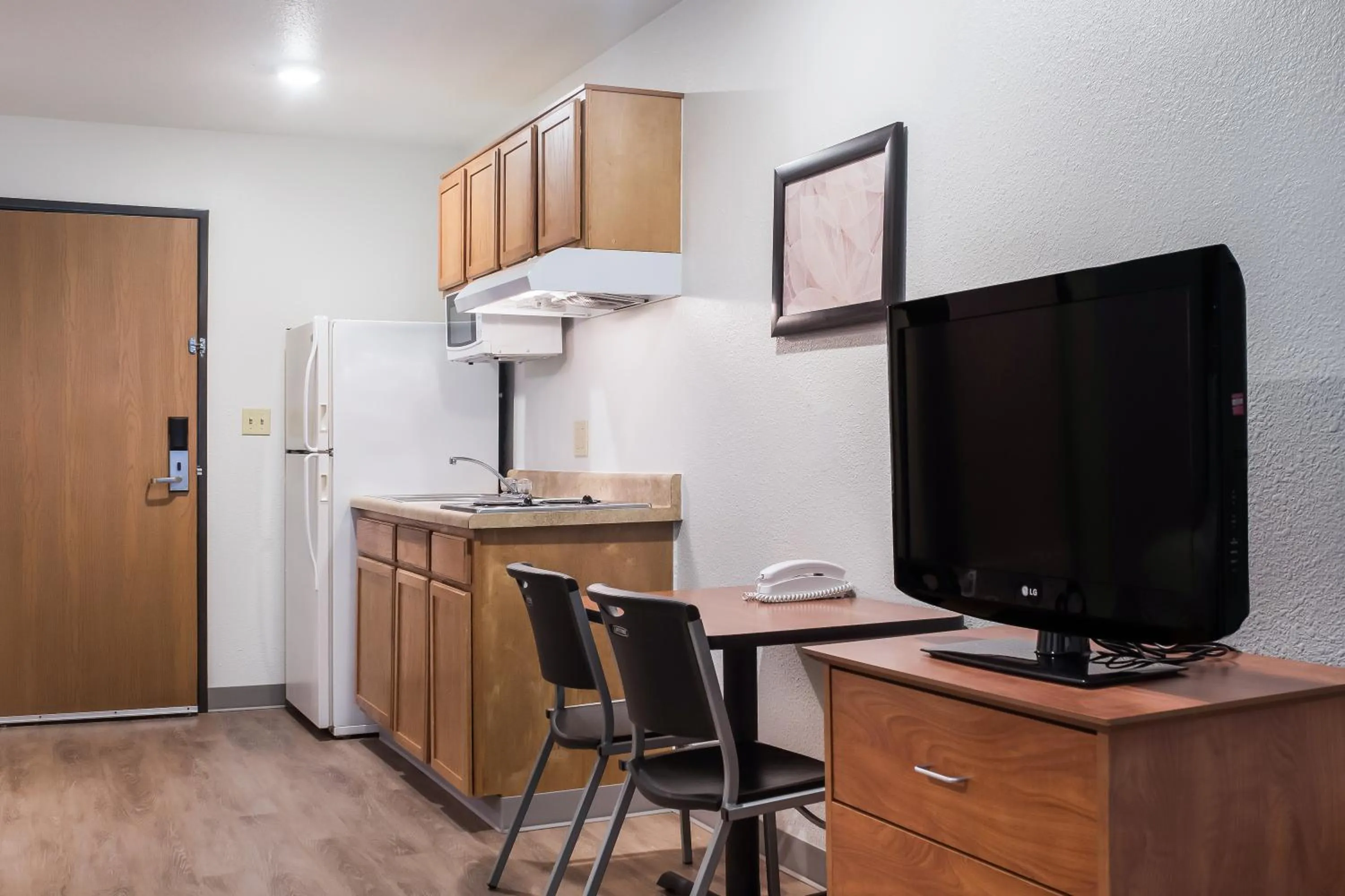 TV and multimedia in WoodSpring Suites Denton