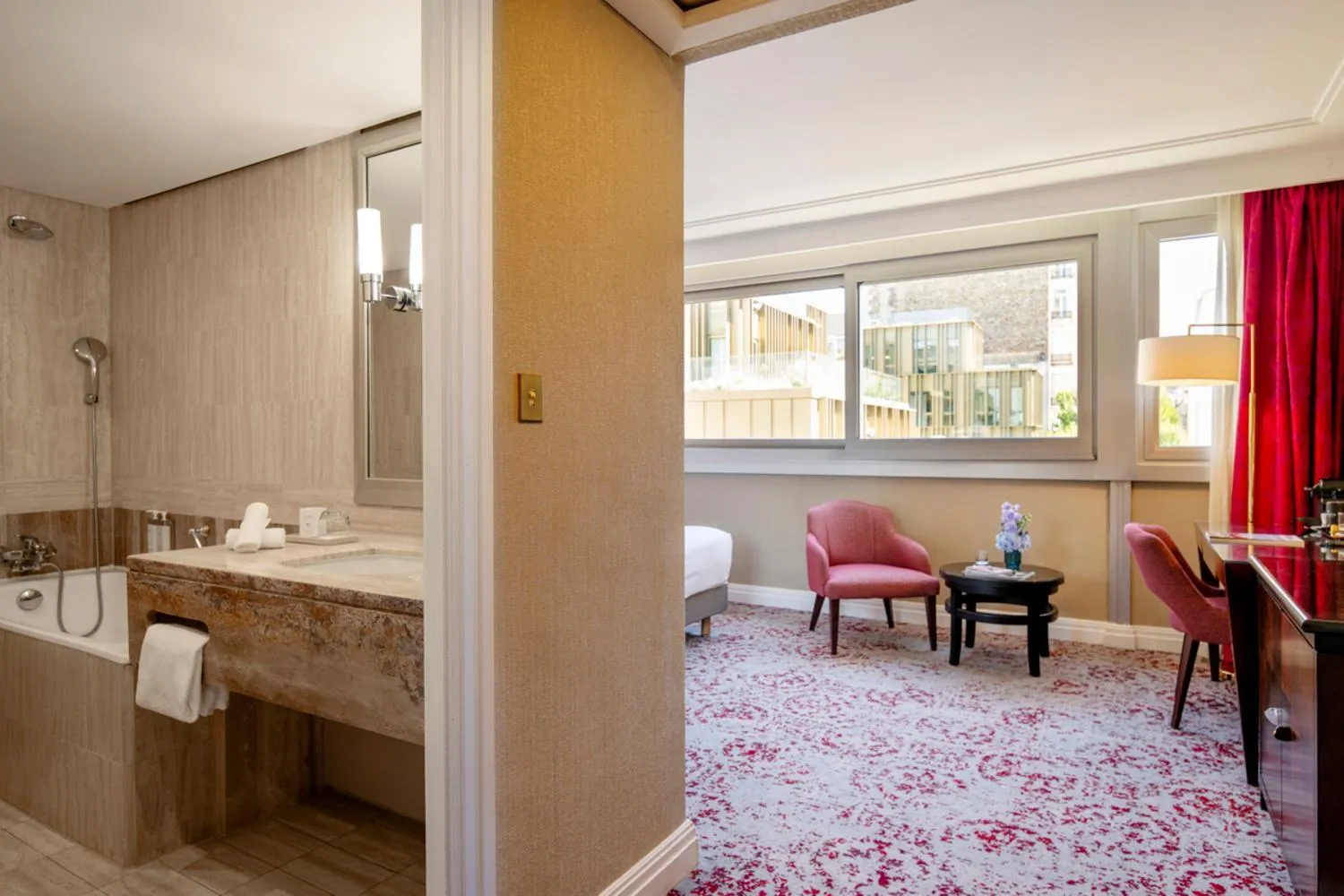 Bed in Warwick Champs-Elysées Paris