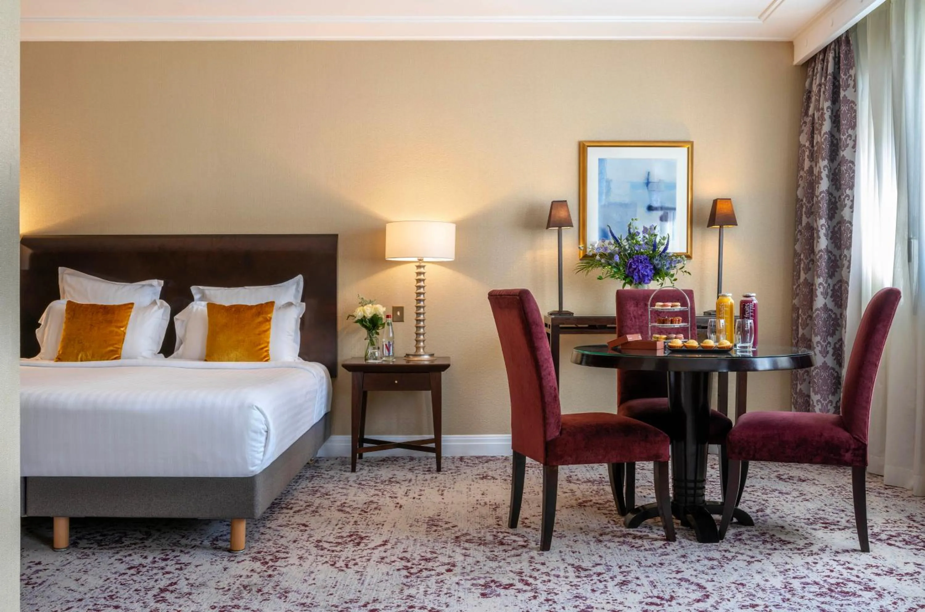 Bed in Warwick Champs-Elysées Paris