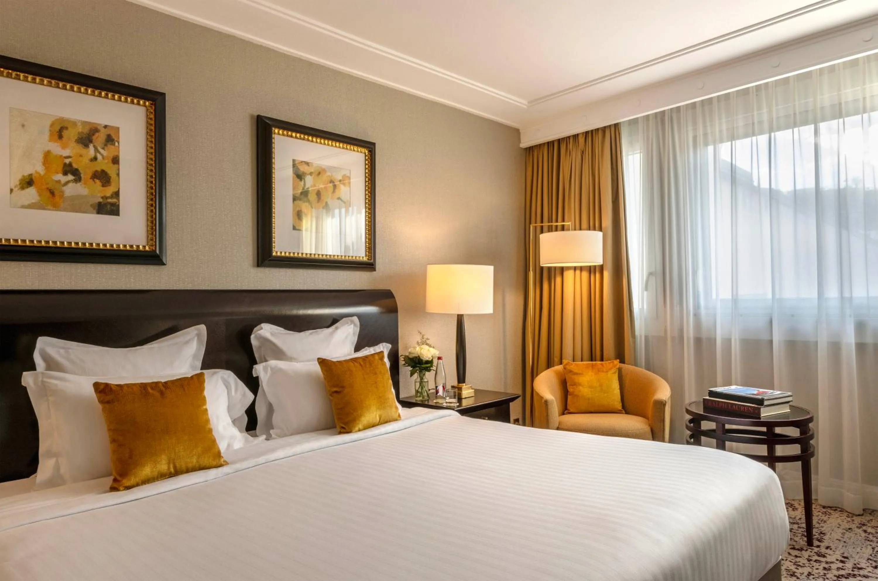 Bed in Warwick Champs-Elysées Paris
