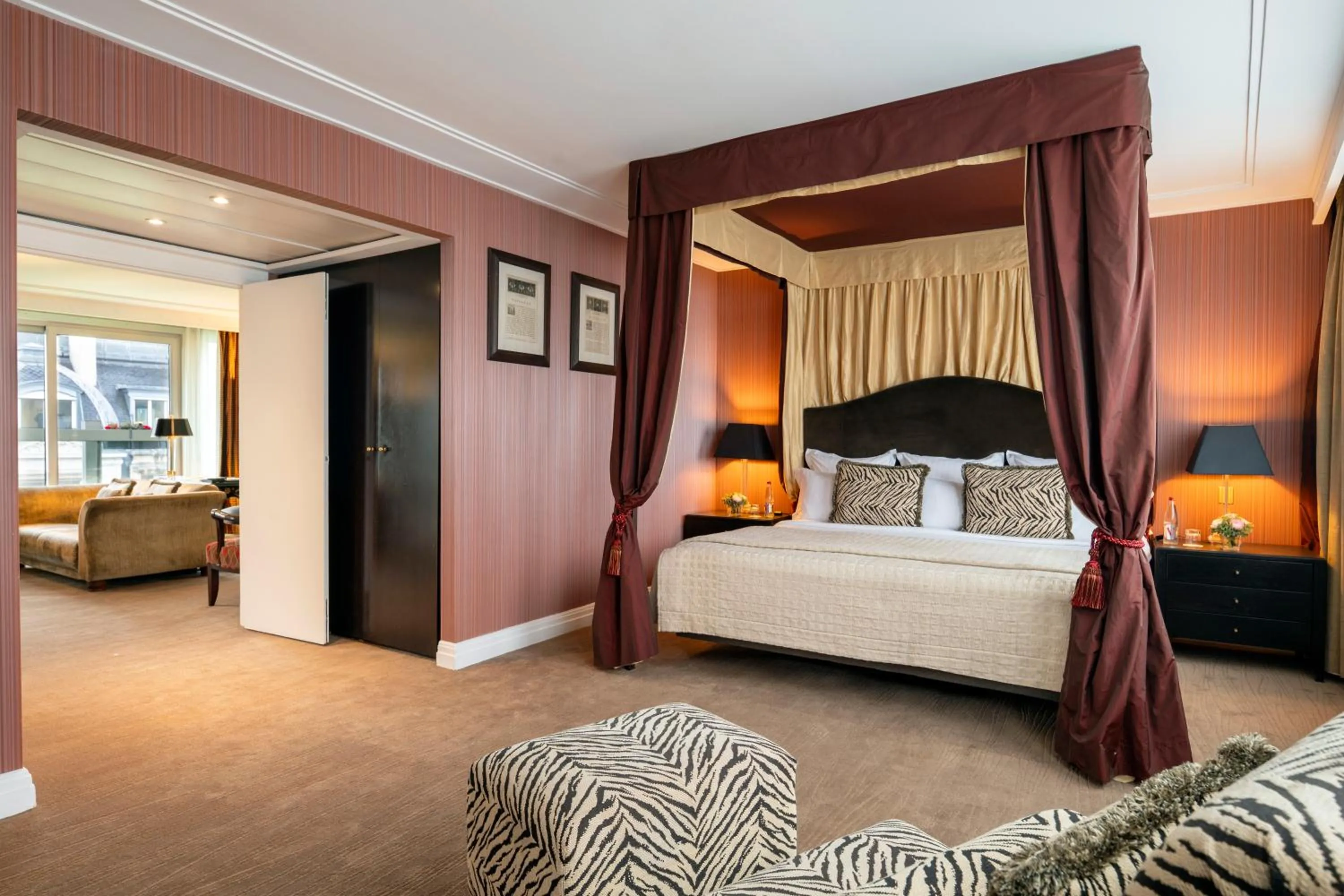 Bedroom, Bed in Warwick Champs-Elysées Paris