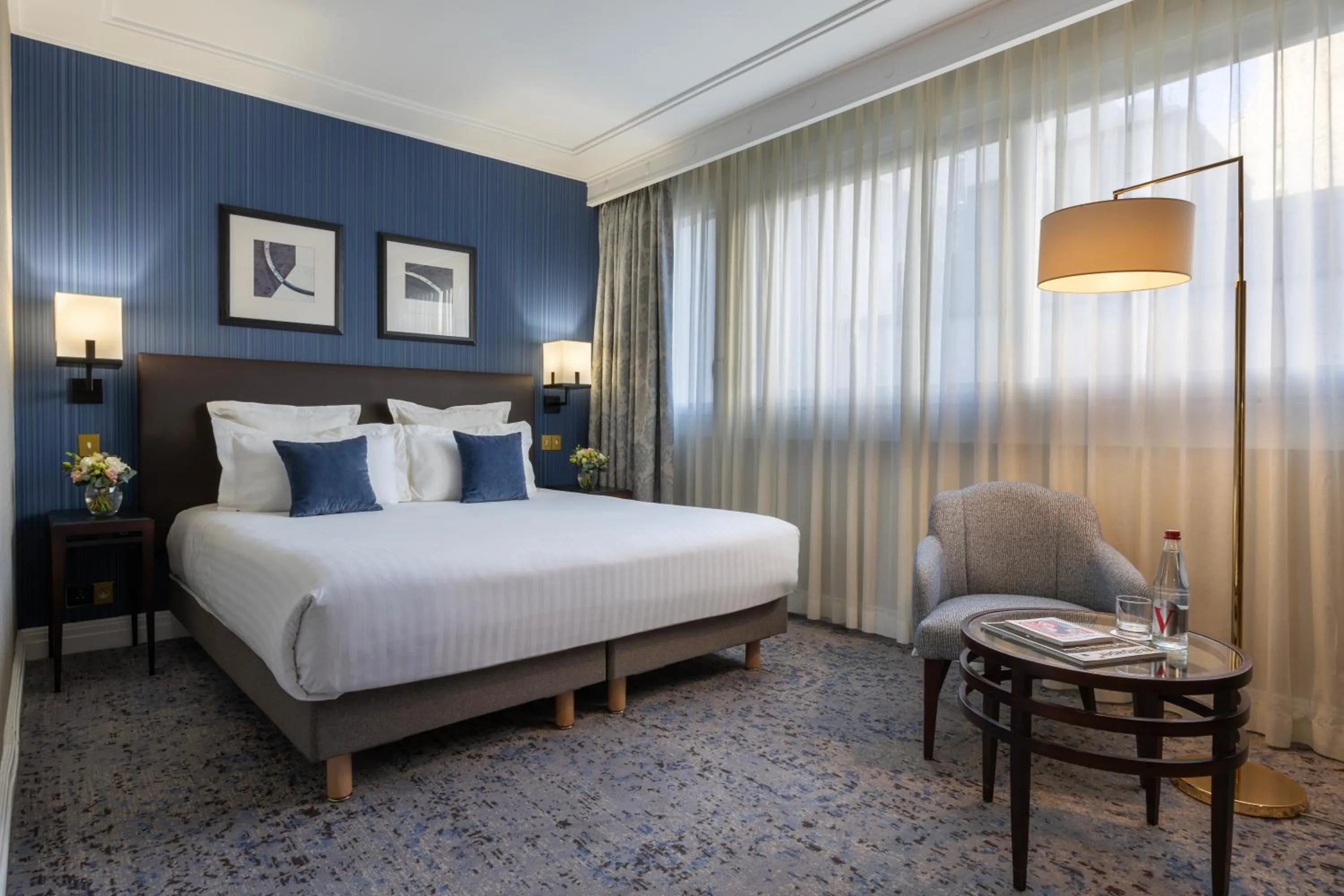 Bed in Warwick Champs-Elysées Paris