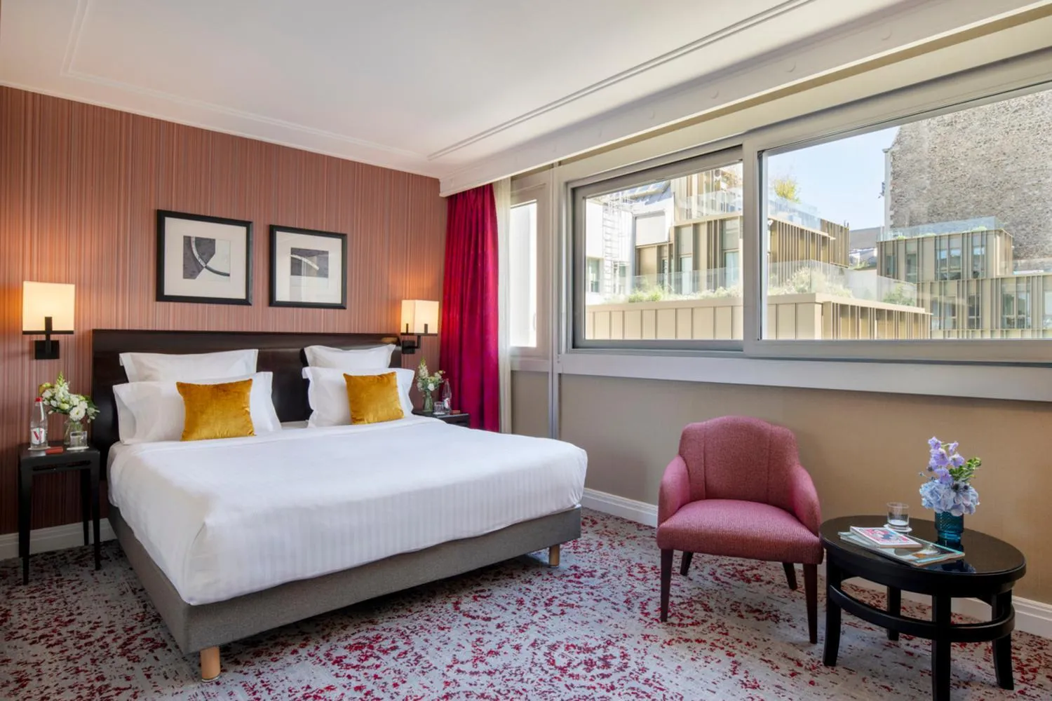 Bed in Warwick Champs-Elysées Paris