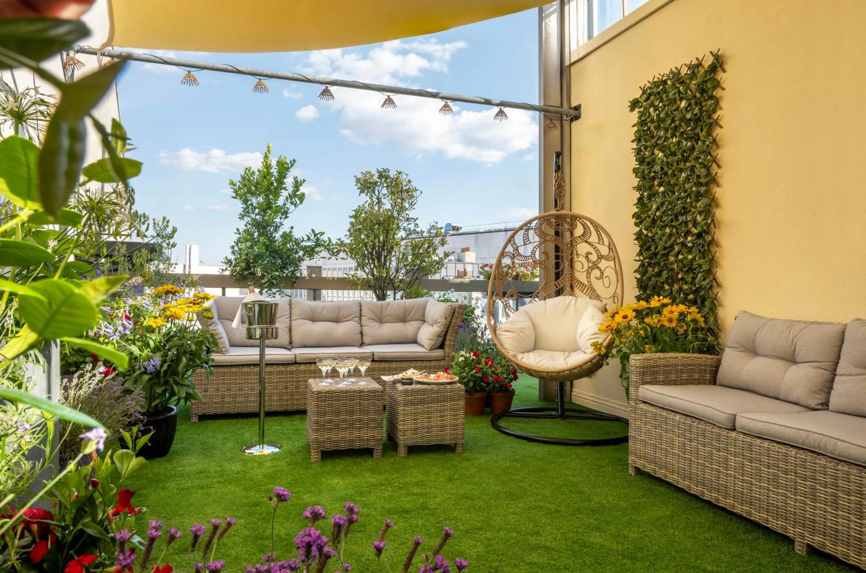 Balcony/Terrace in Warwick Champs-Elysées Paris
