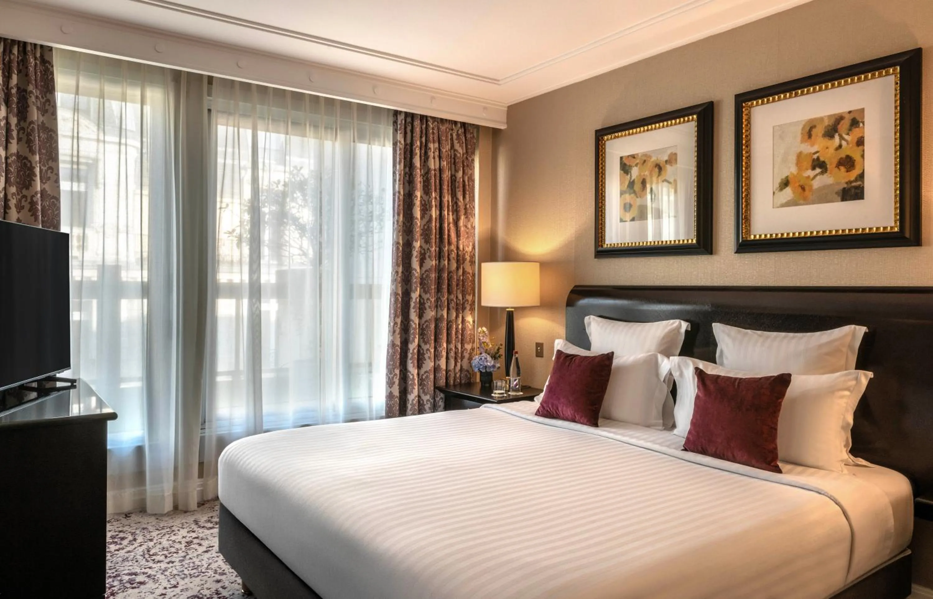 Bed in Warwick Champs-Elysées Paris