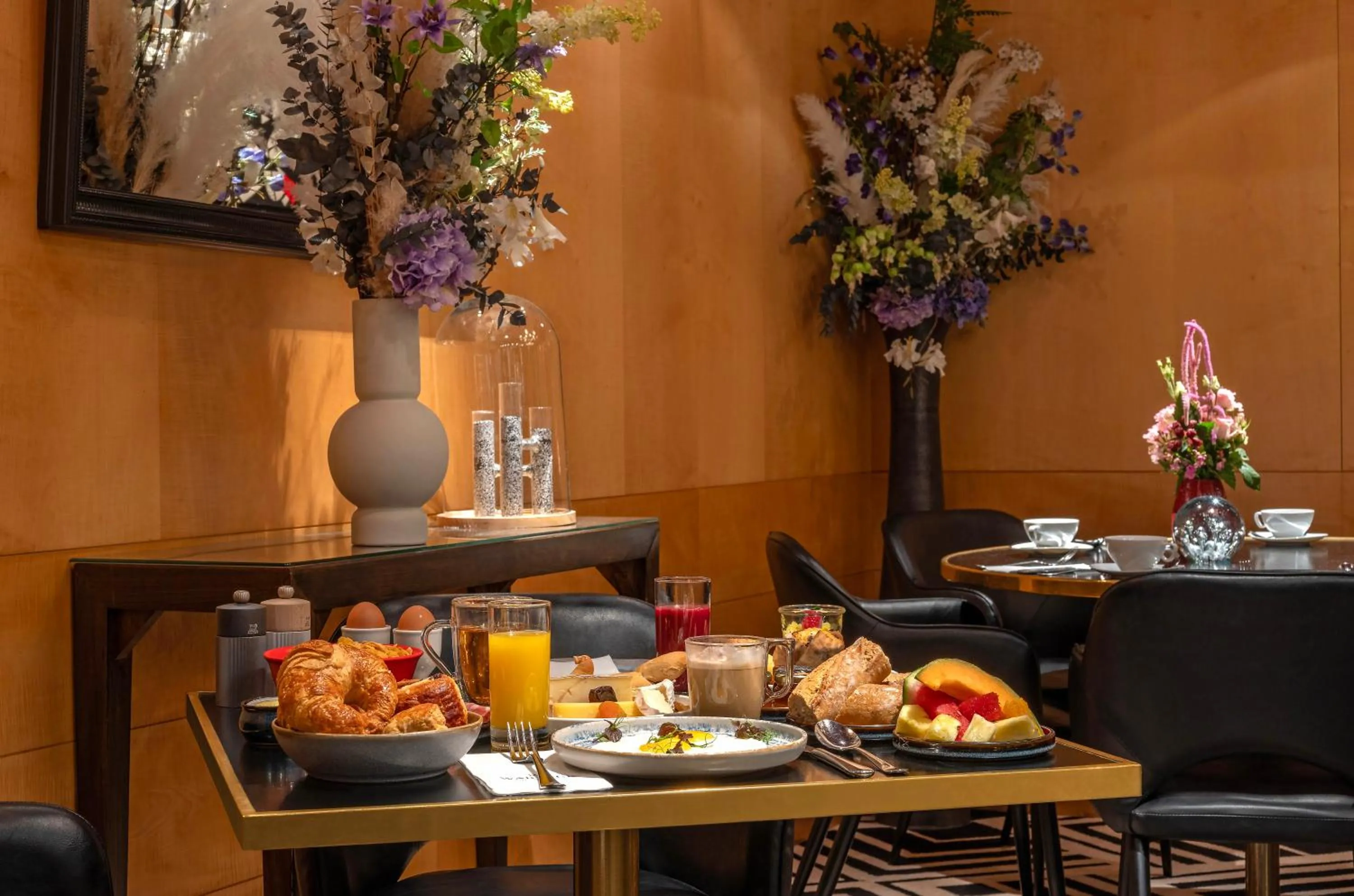 Restaurant/places to eat in Warwick Champs-Elysées Paris