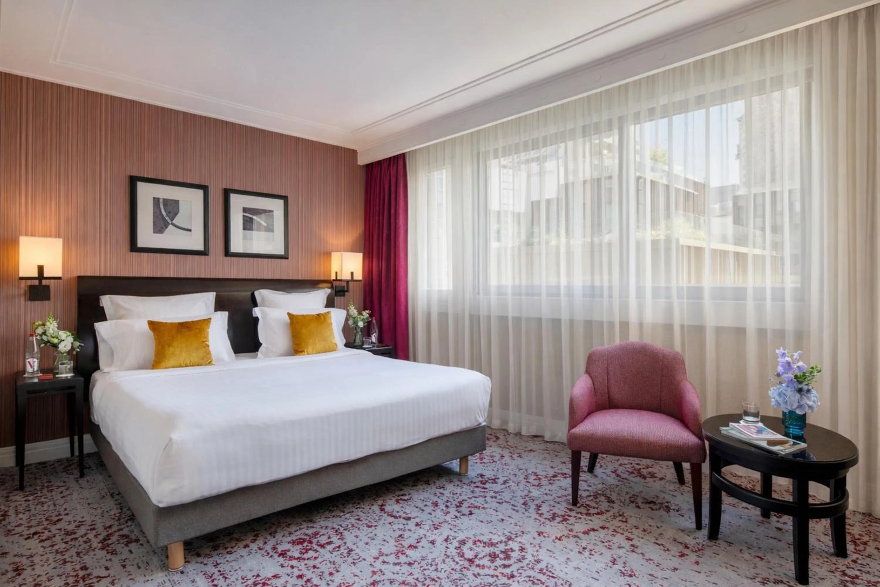 Bedroom, Bed in Warwick Champs-Elysées Paris