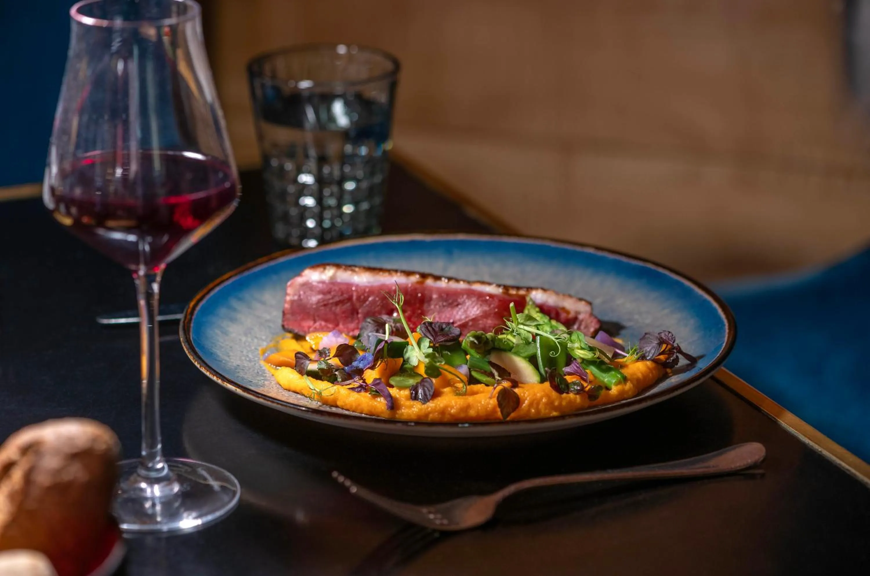Food and drinks in Warwick Champs-Elysées Paris