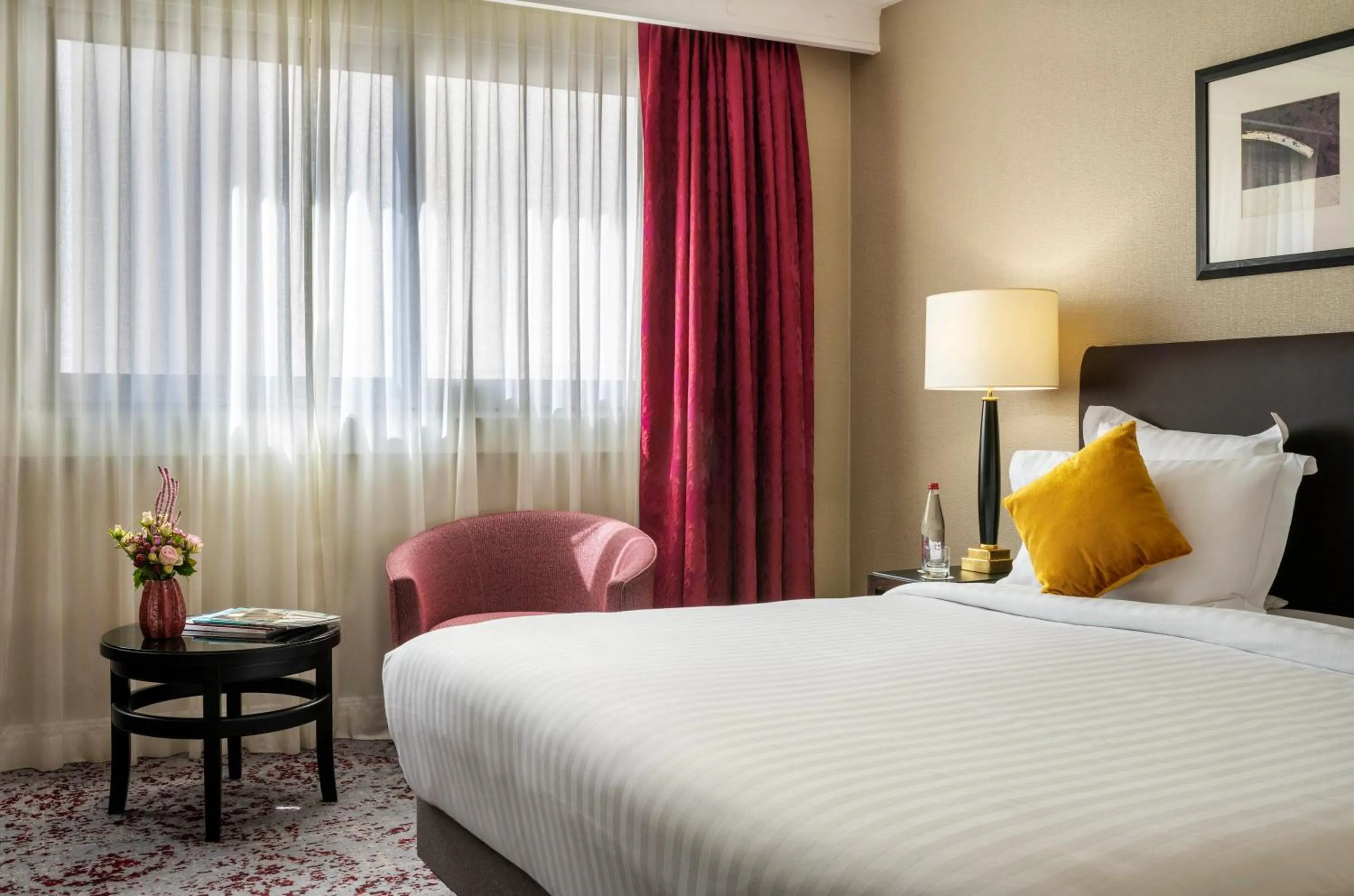 Bed in Warwick Champs-Elysées Paris