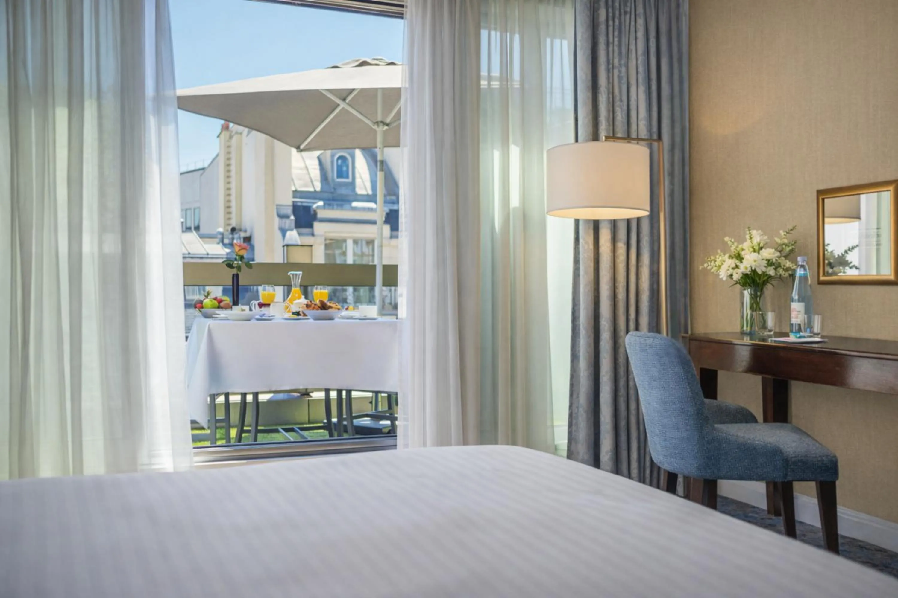 Balcony/Terrace, Bed in Warwick Champs-Elysées Paris