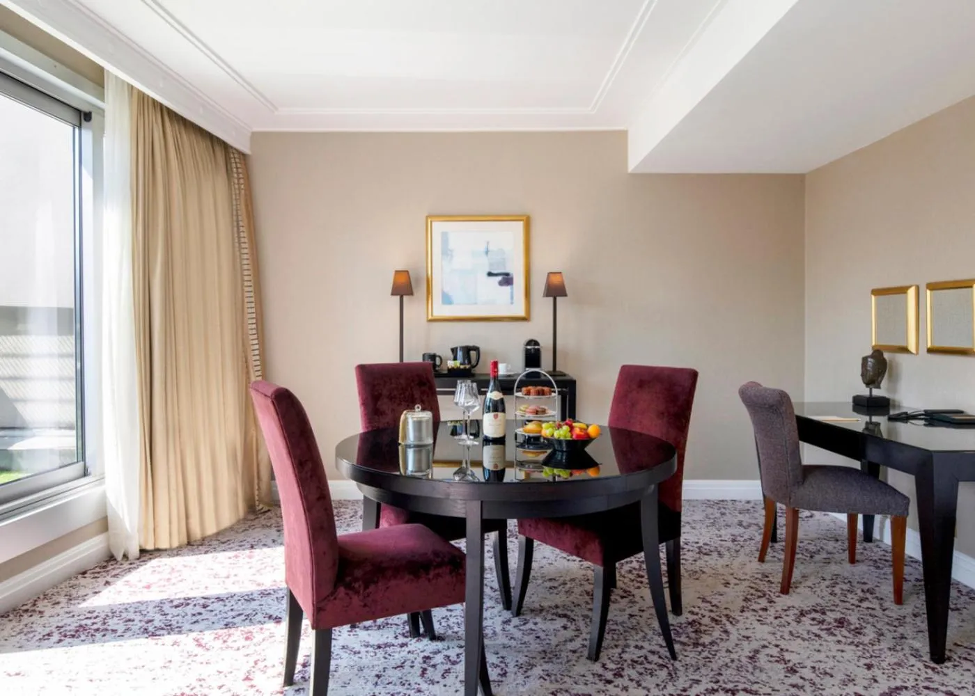 Dining area in Warwick Champs-Elysées Paris