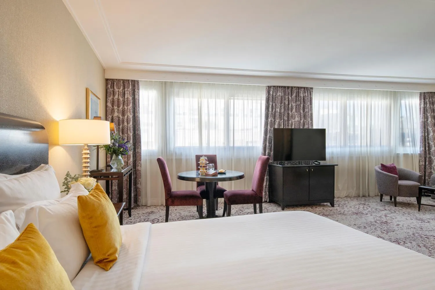 Bed in Warwick Champs-Elysées Paris