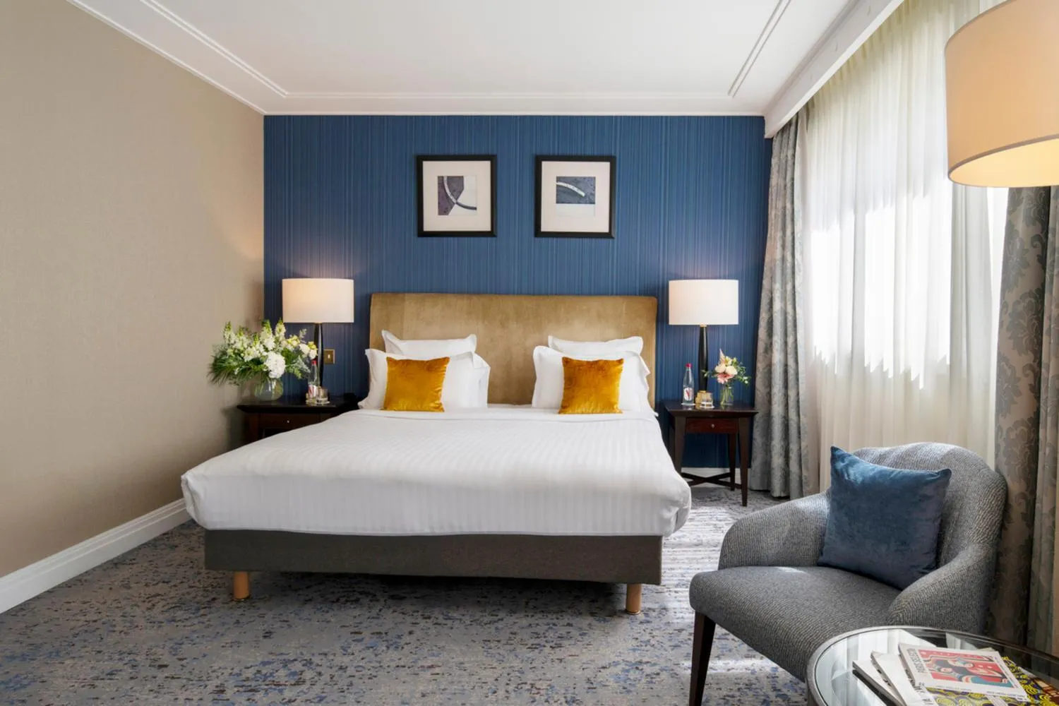 Bed in Warwick Champs-Elysées Paris