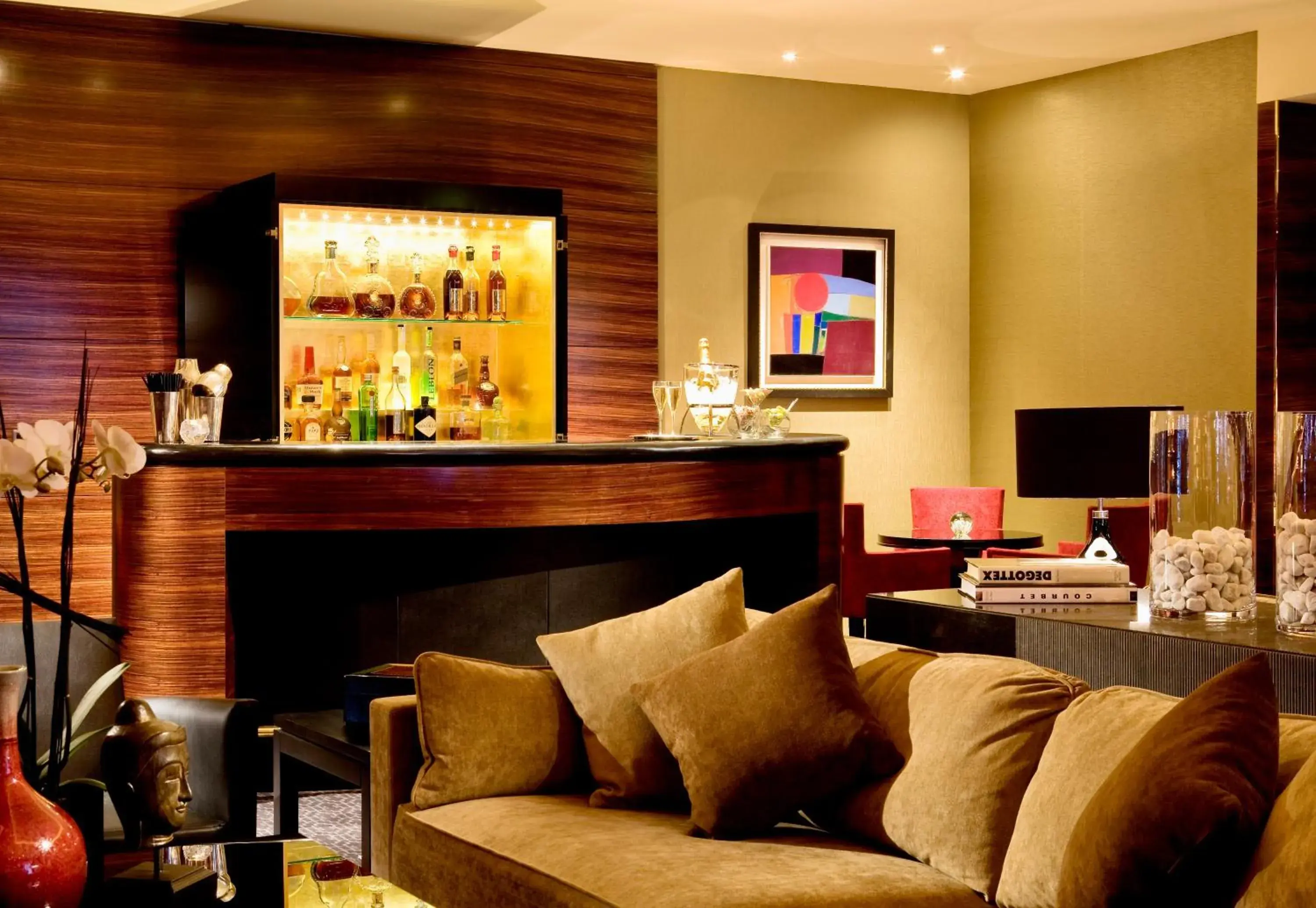 Lounge or bar in Warwick Champs-Elysées Paris Lounge or bar in Warwick Champs-Elysées Paris